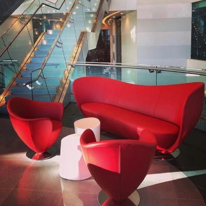 Moderno Poltrona girevole contemporanea con linee curve e base in metallo in vendita