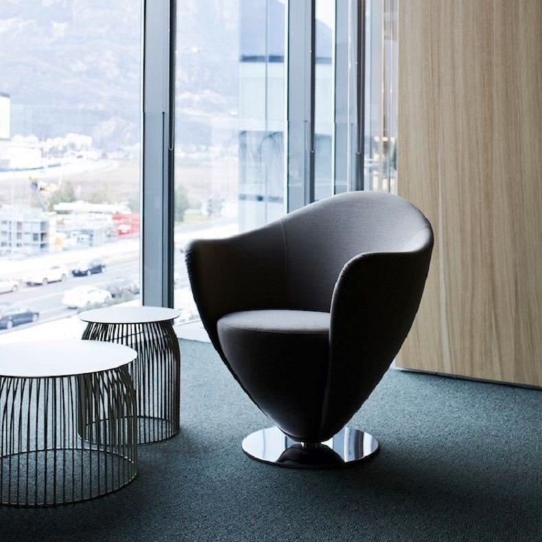 Fatto a mano Poltrona girevole contemporanea con linee curve e base in metallo in vendita