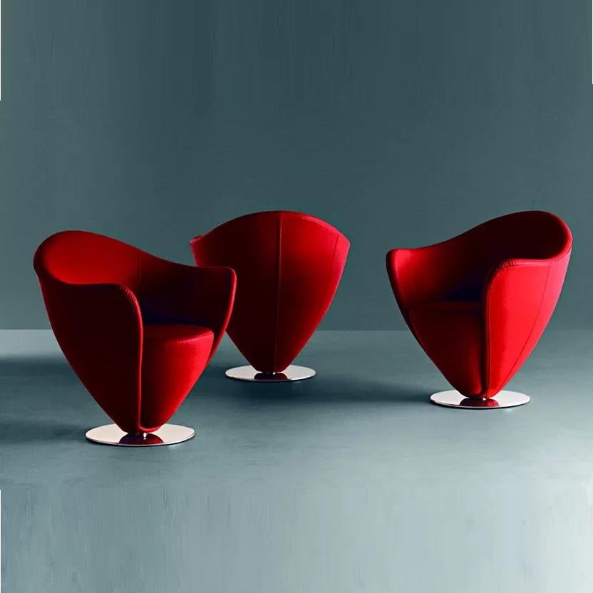 Poltrona girevole contemporanea con linee curve e base in metallo In condizioni Nuovo in vendita a NEW YORK, NY