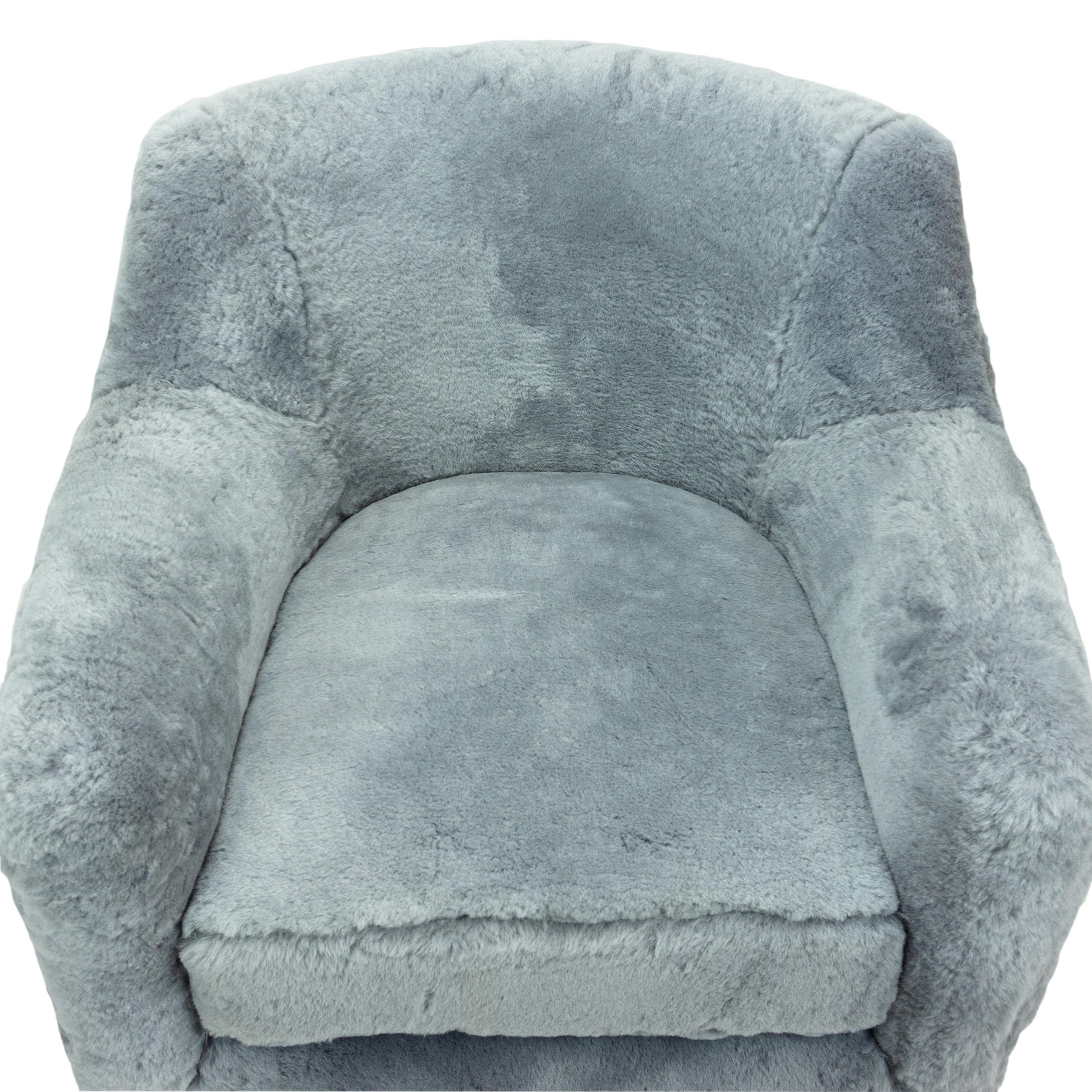 Zeitgenössischer drehbarer Stuhl aus blau-grauem Shearling im Angebot 9