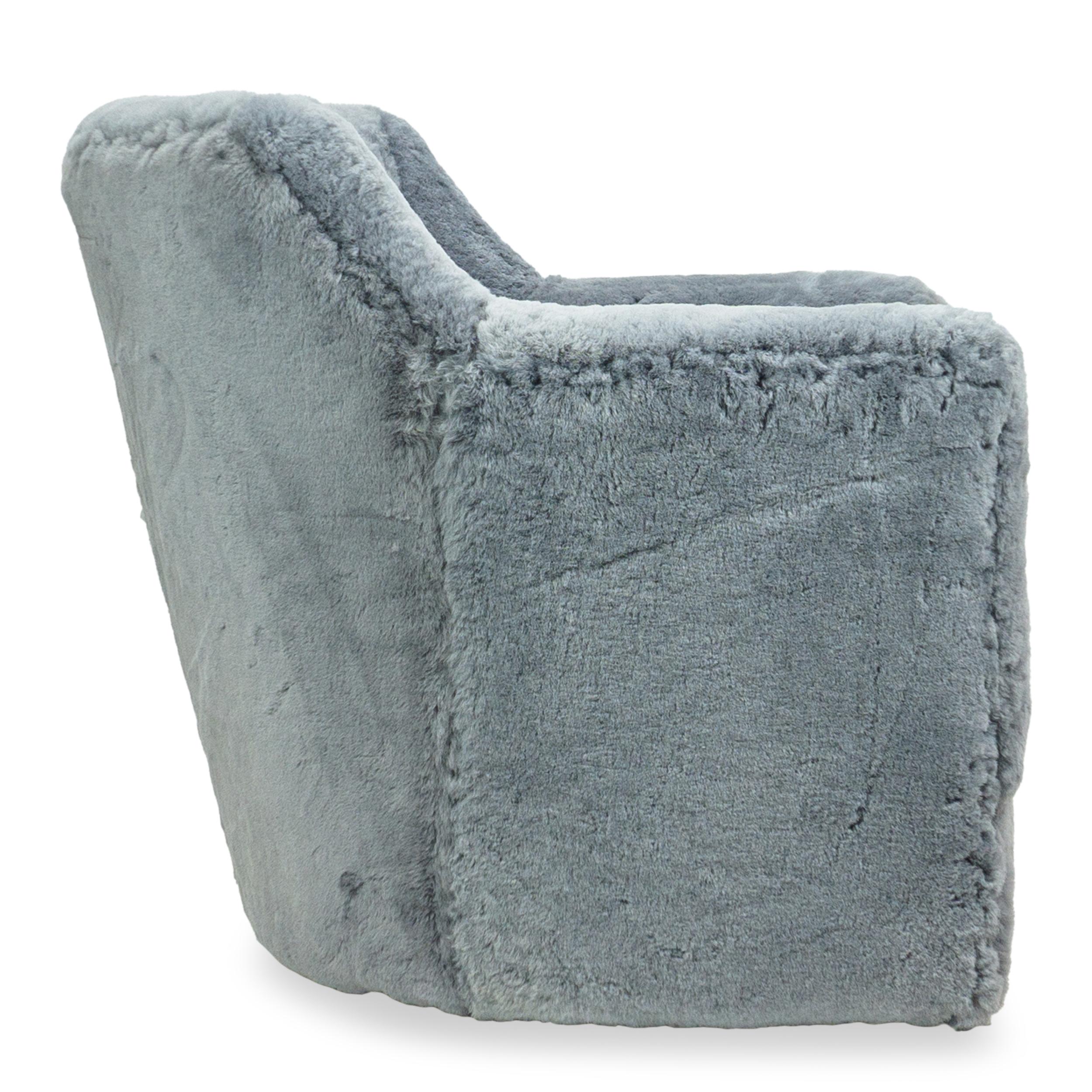 Zeitgenössischer drehbarer Stuhl aus blau-grauem Shearling (Schaffell und Schafleder) im Angebot