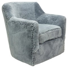 Zeitgenössischer drehbarer Stuhl aus blau-grauem Shearling