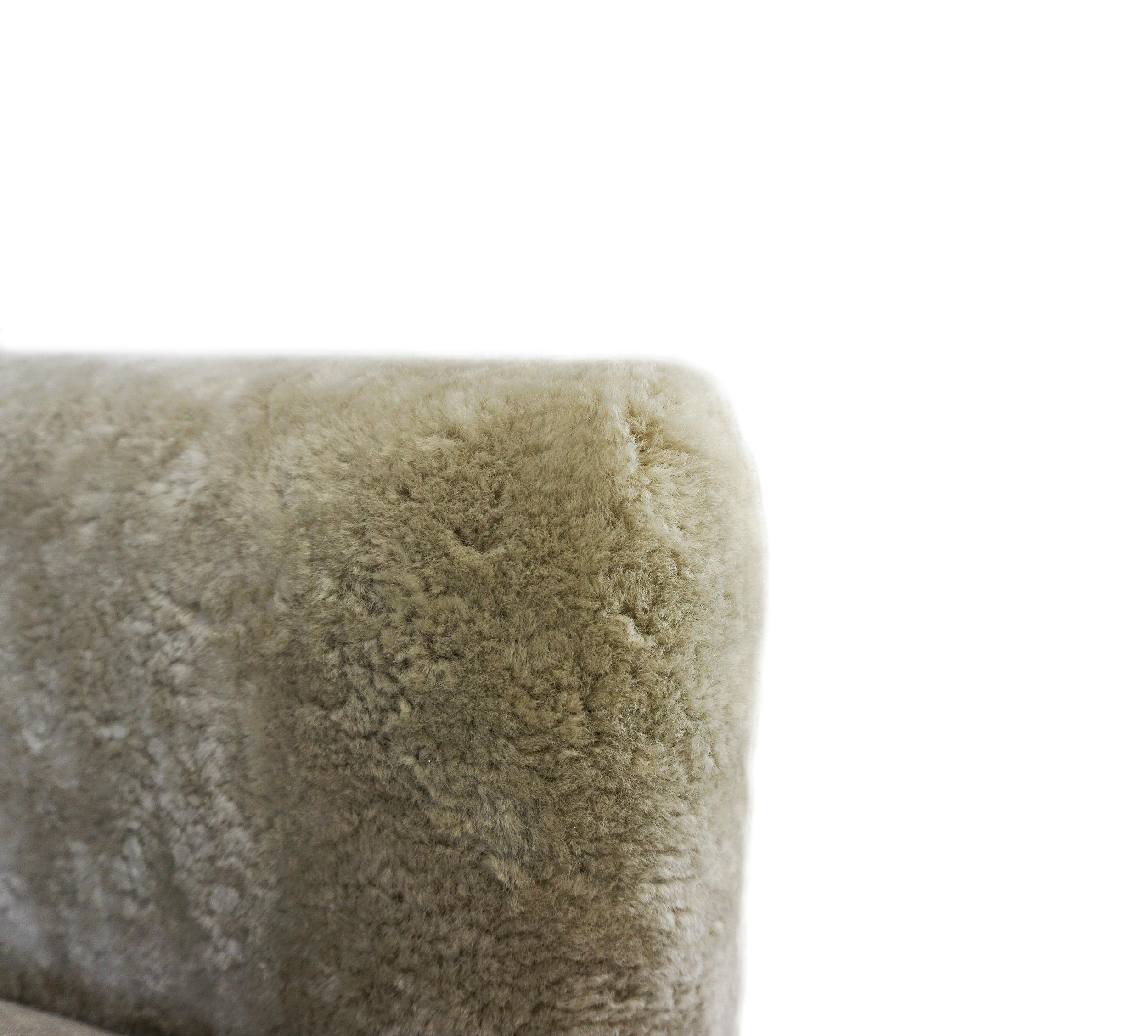 Zeitgenössischer drehbarer Stuhl aus Shearling, anpassbar im Angebot 3