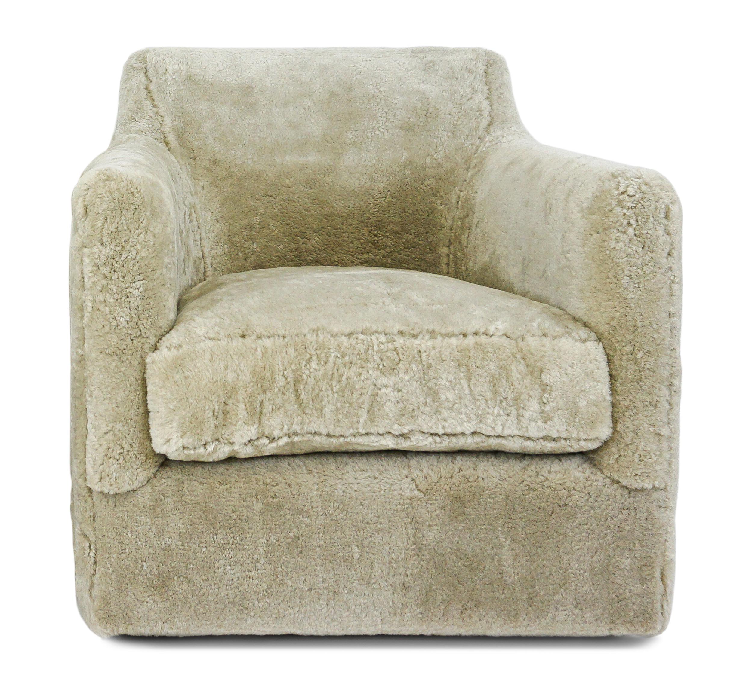 Moderne Chaise pivotante contemporaine en peau de mouton, personnalisable en vente