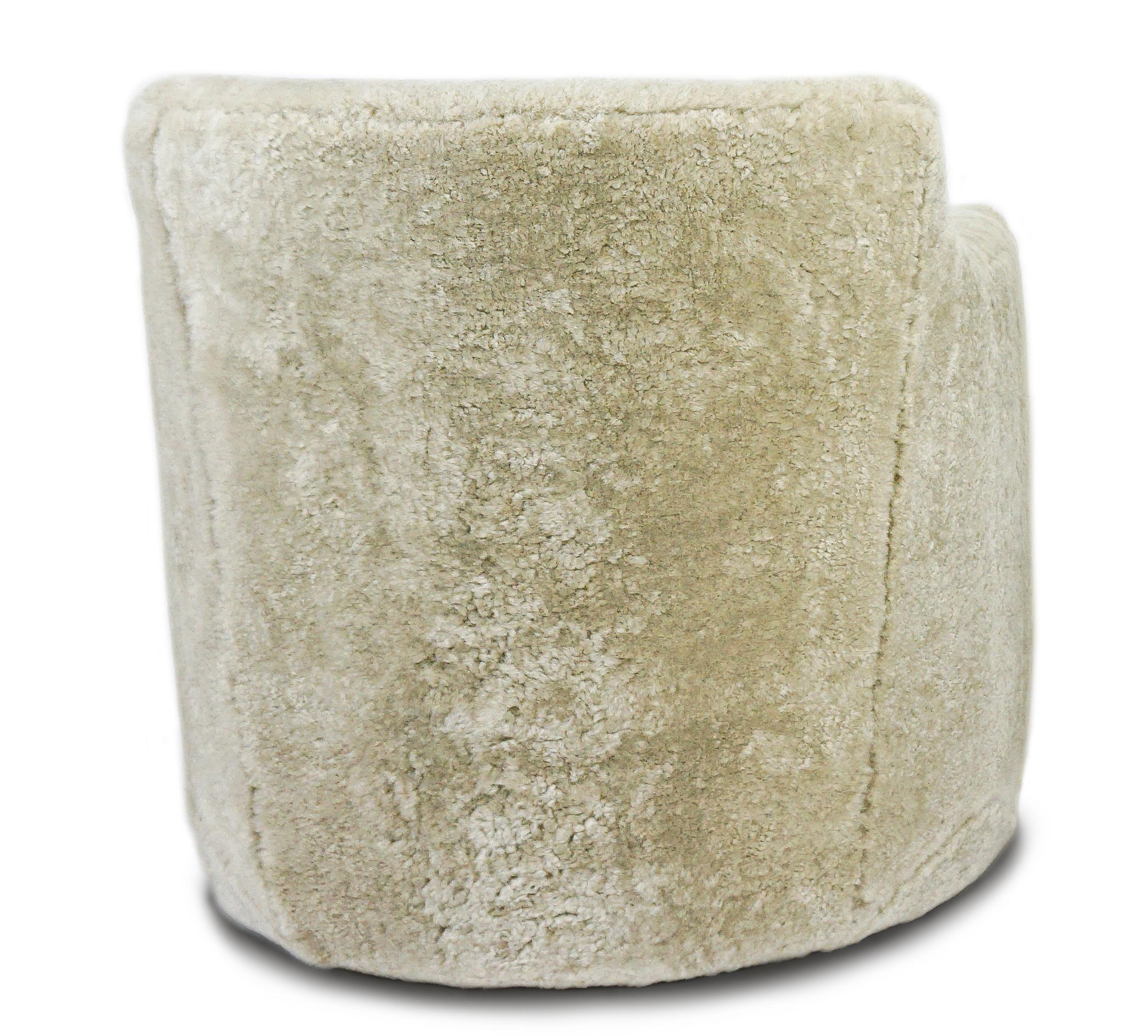 Zeitgenössischer drehbarer Stuhl aus Shearling, anpassbar (Schaffell und Schafleder) im Angebot