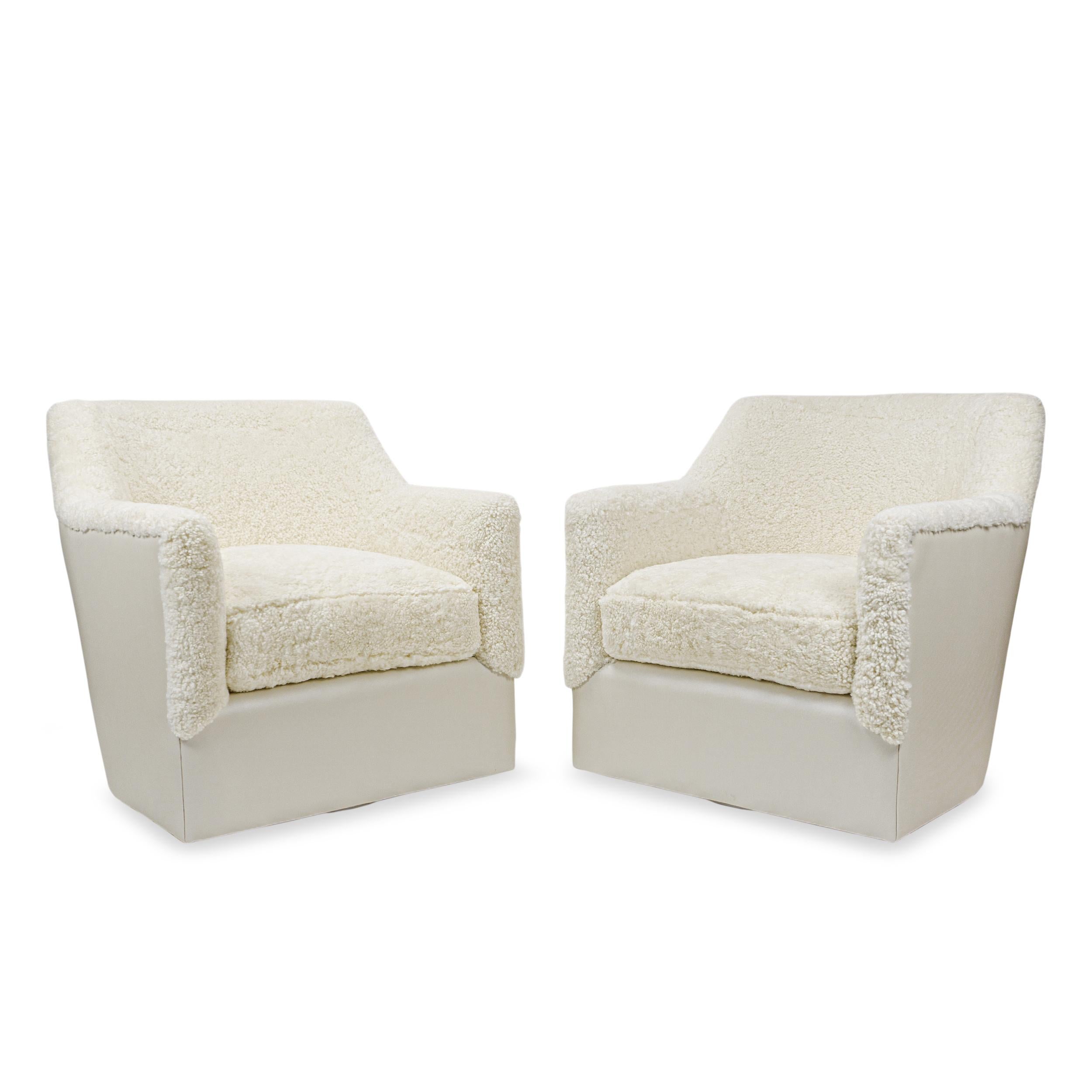 Contemporary Swivel Chair in White Shearling and Vinyl Back For Sale 7