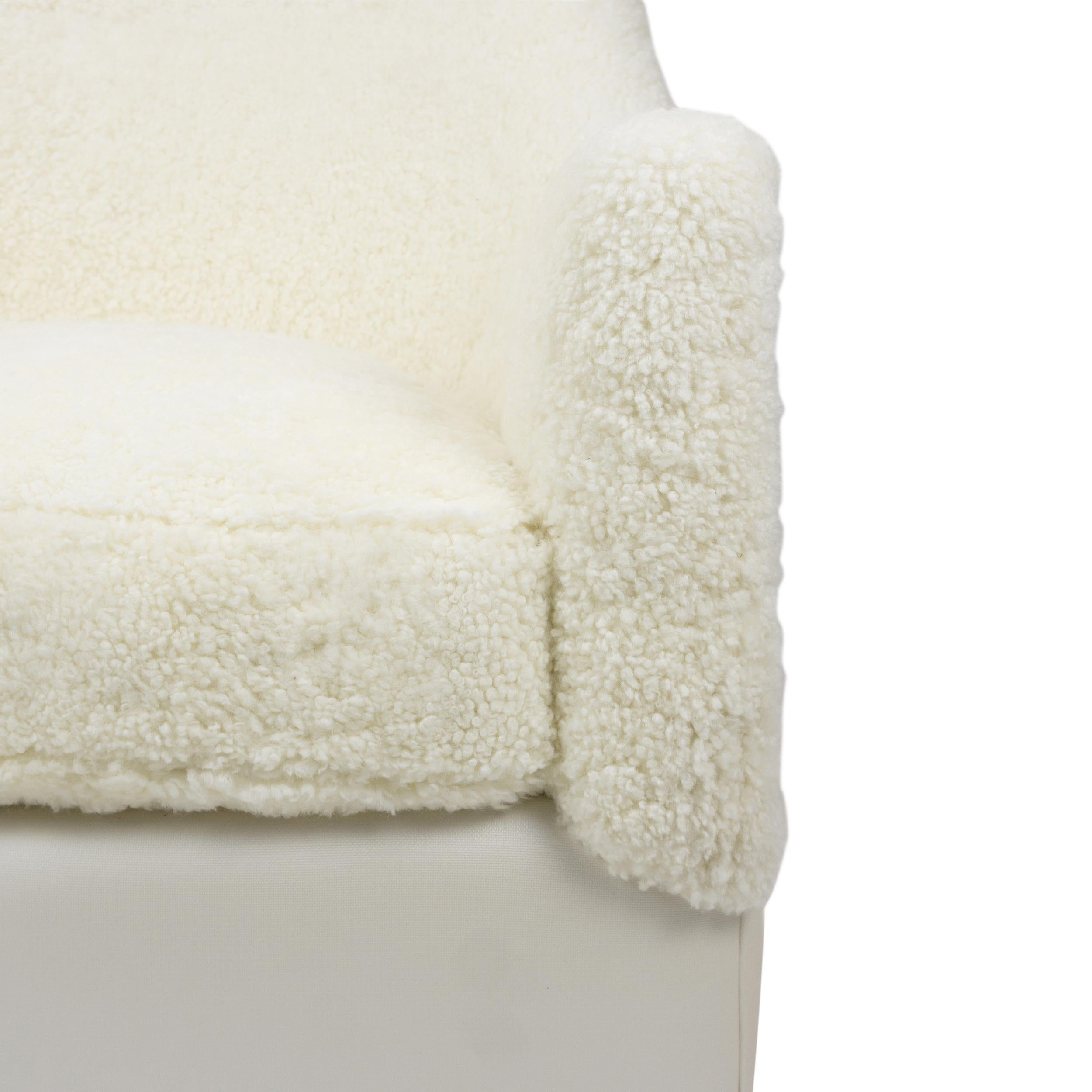 Chaise pivotante contemporaine en peau de mouton blanche avec dossier en vinyle en vente 8
