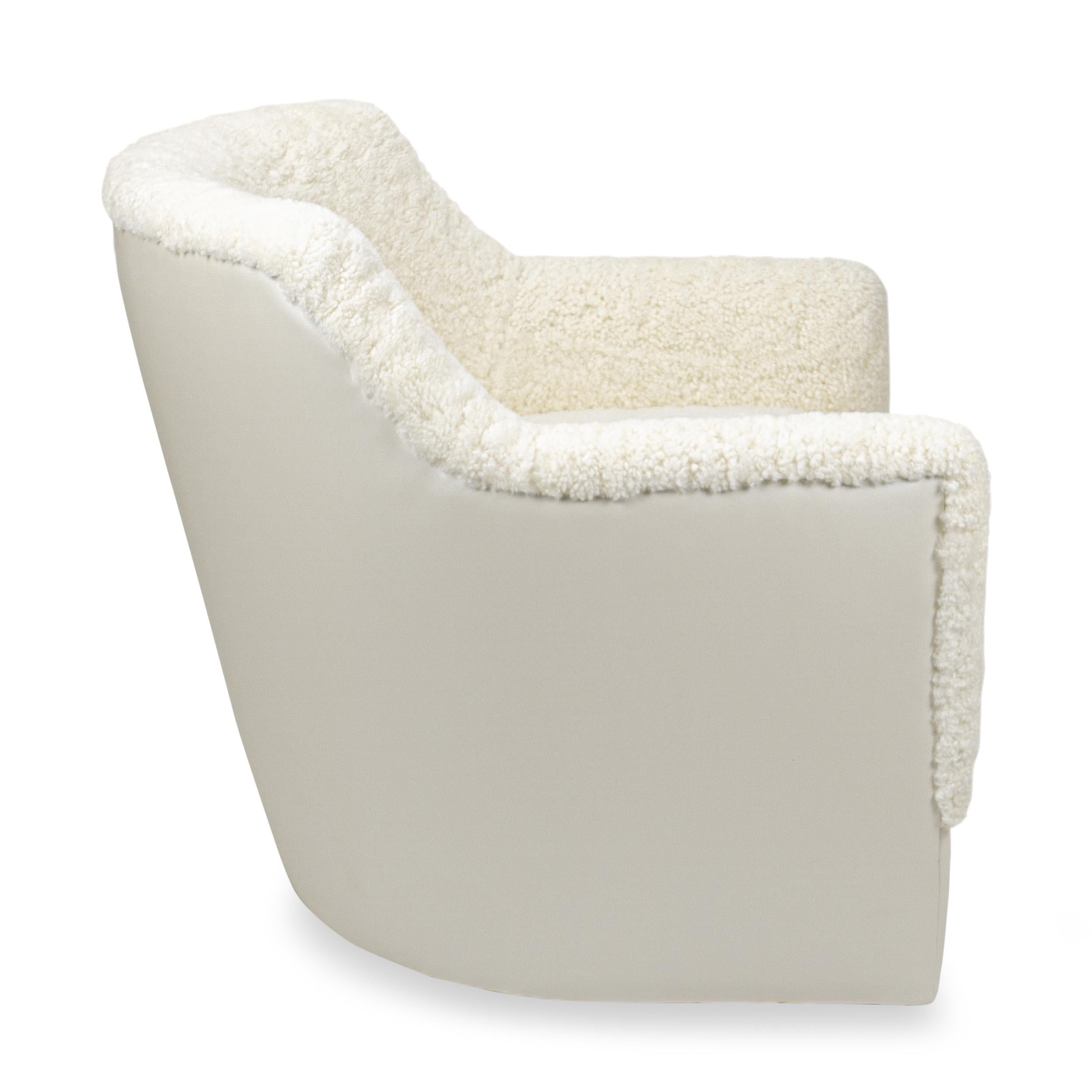 Contemporary Swivel Chair in White Shearling and Vinyl Back For Sale 2