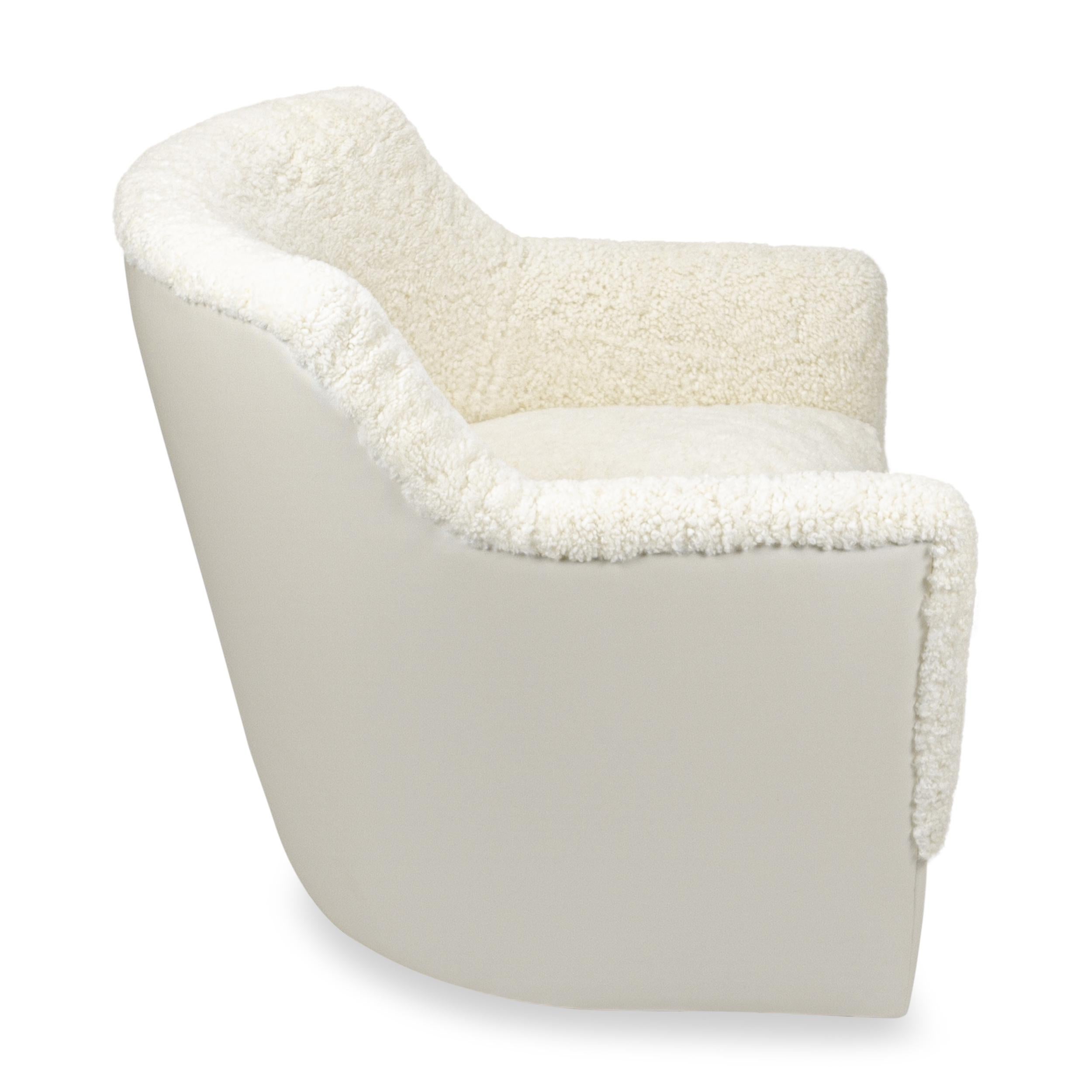 Chaise pivotante contemporaine en peau de mouton blanche avec dossier en vinyle en vente 1