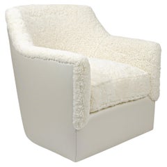Chaise pivotante contemporaine en peau de mouton blanche avec dossier en vinyle