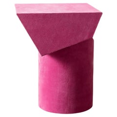 The Collective Contemporary Tabouret en bois et daim rose vif