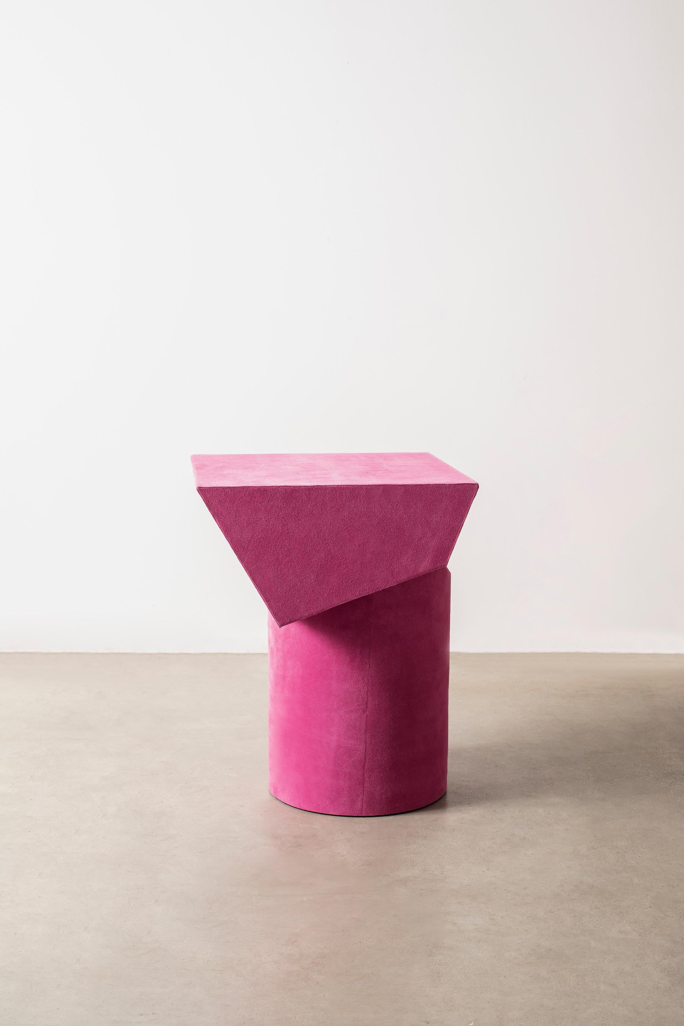 AT&T Collection fait ressortir le contraste entre la force de la structure en bois et la douceur du revêtement en daim. Un tabouret géométrique présent dans un décor inspiré d'une nuit dans le désert. 
Conçu par Maximiliano Crovato.

Revêtement de