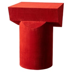 Tabouret contemporain de la collection T en bois et daim rouge
