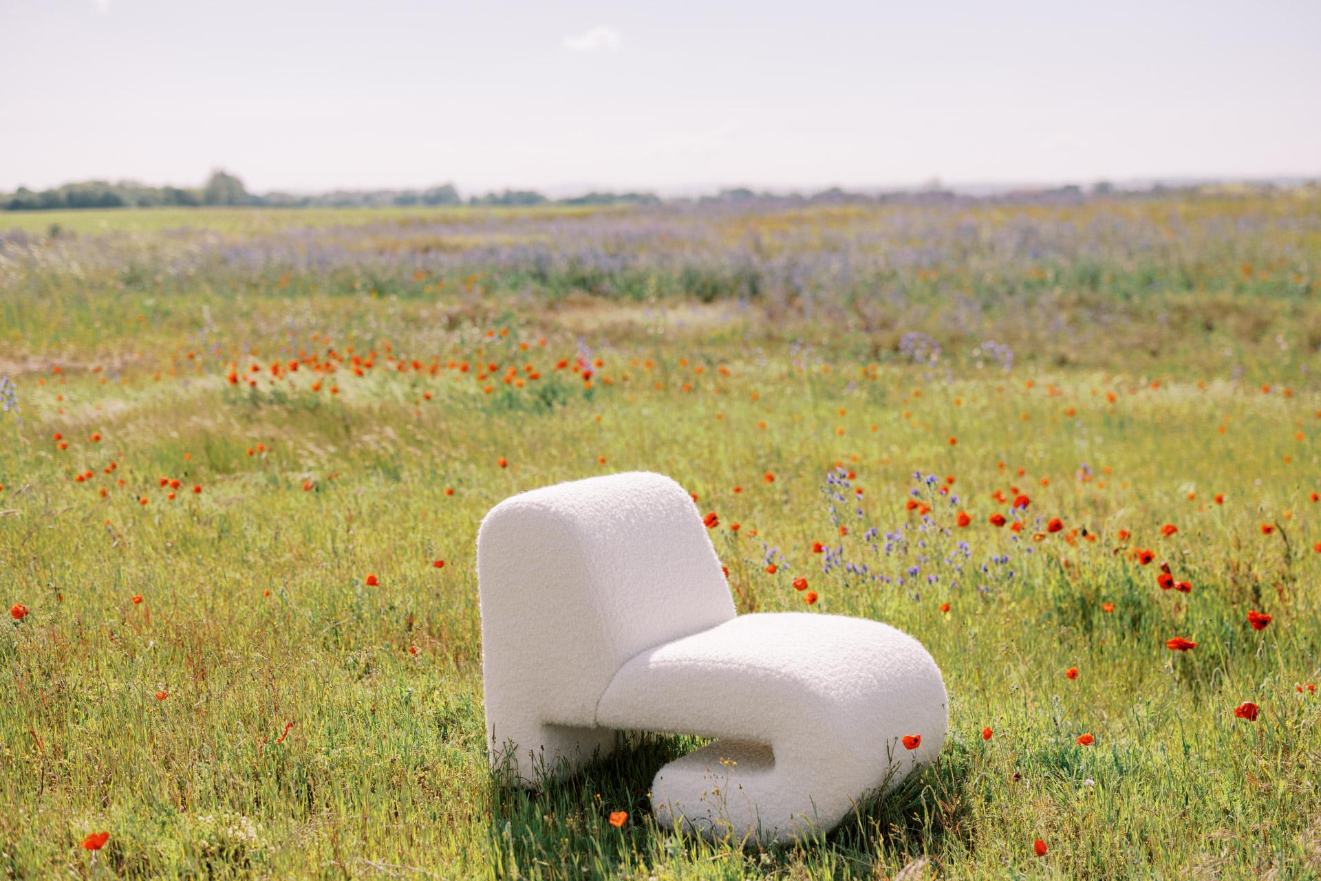Chaise longue contemporaine T50, laine blanche bouclée, faite à la main par Greenapple en vente 2