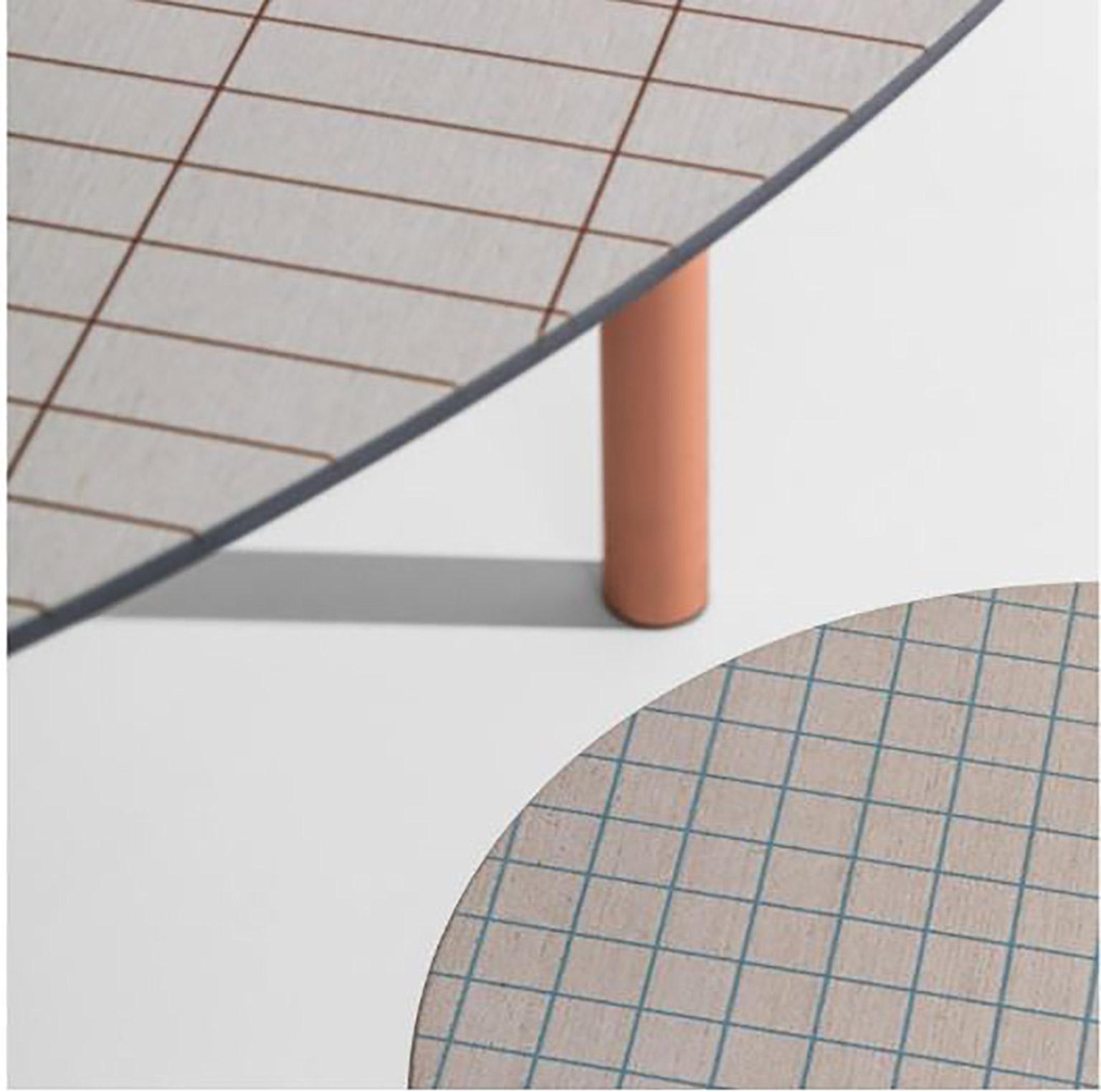 Tavolo rotondo in Valchromat nero. Superficie in legno di rovere sabbia Alpi.
La texture stampata è disponibile in diversi colori: Rosa, rosso, cielo, erba, nero.
Struttura metallica verniciata in gomma liquida.