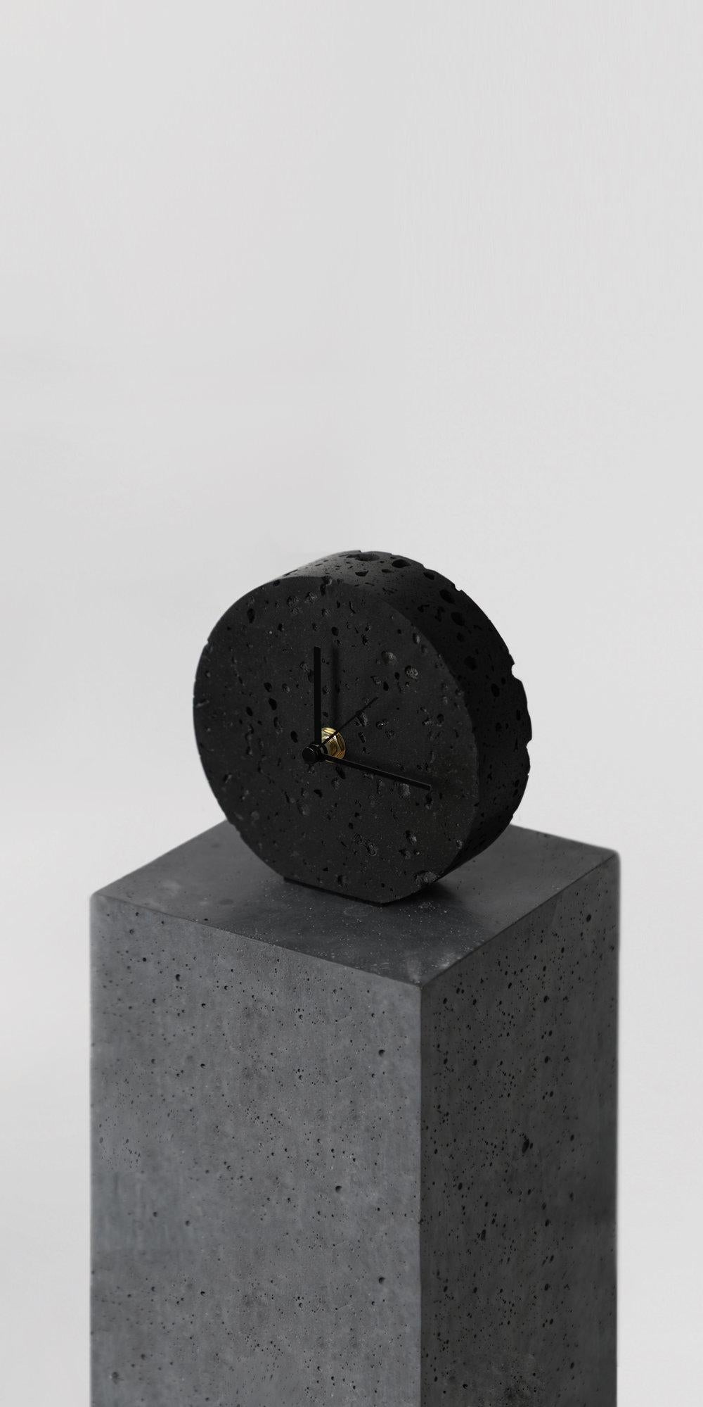 Table clock 'Moment' by Buzao x Bentu design.

Black lava stone

Measure: Diameter 14cm.