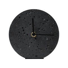 Horloge de table contemporaine 'Moment' en pierre de lave noire