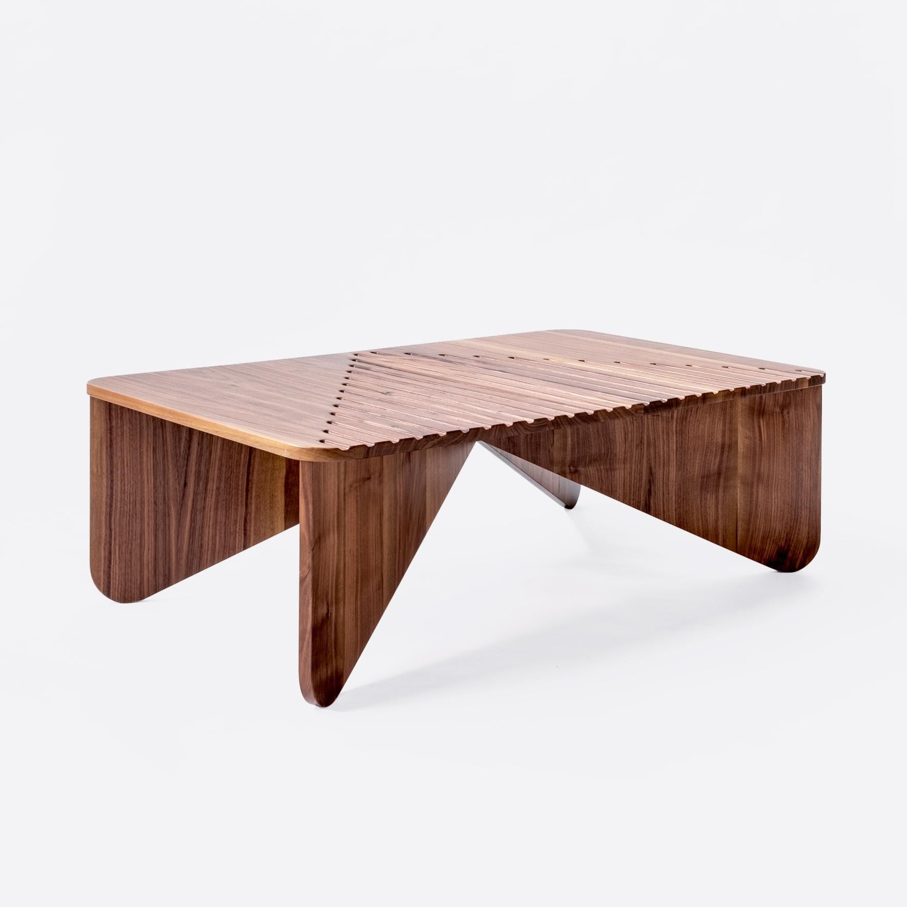 Yoko collection designed by Serena Confalo-
nieri for Medulum consists of 3 wooden coffee tables.
The pieces are characterized by the repetition of trian-
gular elements, which visually refer to the Japanese art 
of origami.
This recourse to