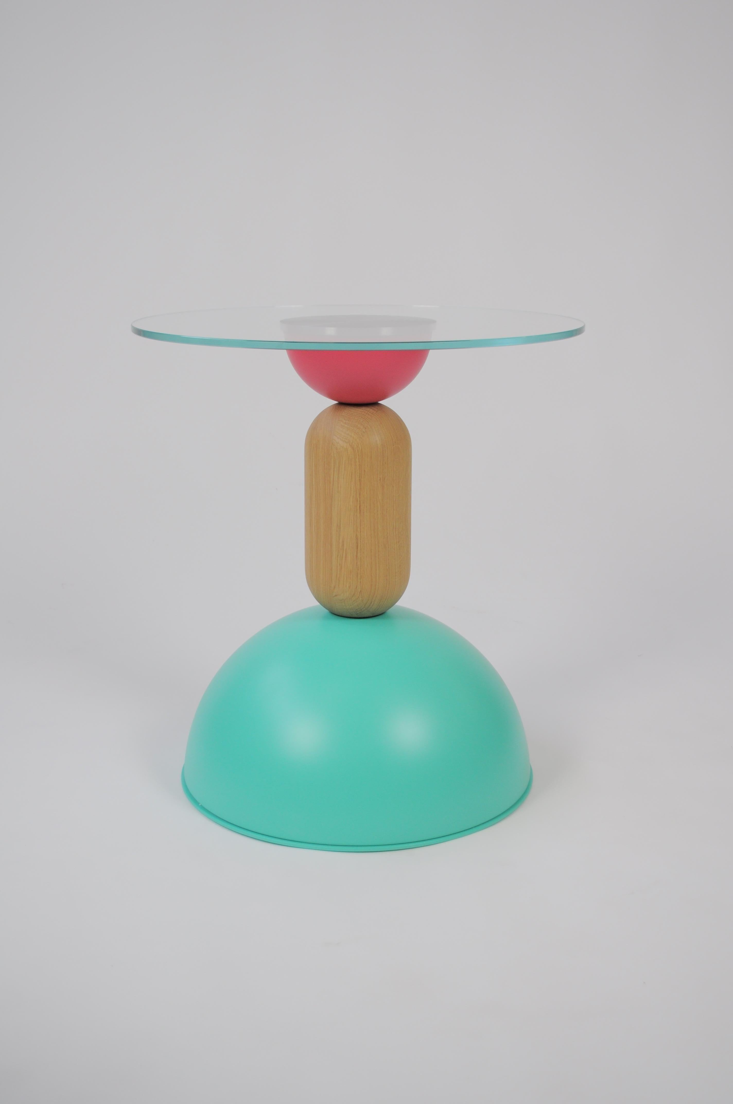 Eine Kollektion von kleinen Tischen in verschiedenen Größen und Höhen, bestehend aus einem vielseitigen
Überlagerung von gebogenen Formen aus Holz und farbigem Metall. Wie Tanzen
Figuren, die gleichzeitig spielerisch und funktional sind und die