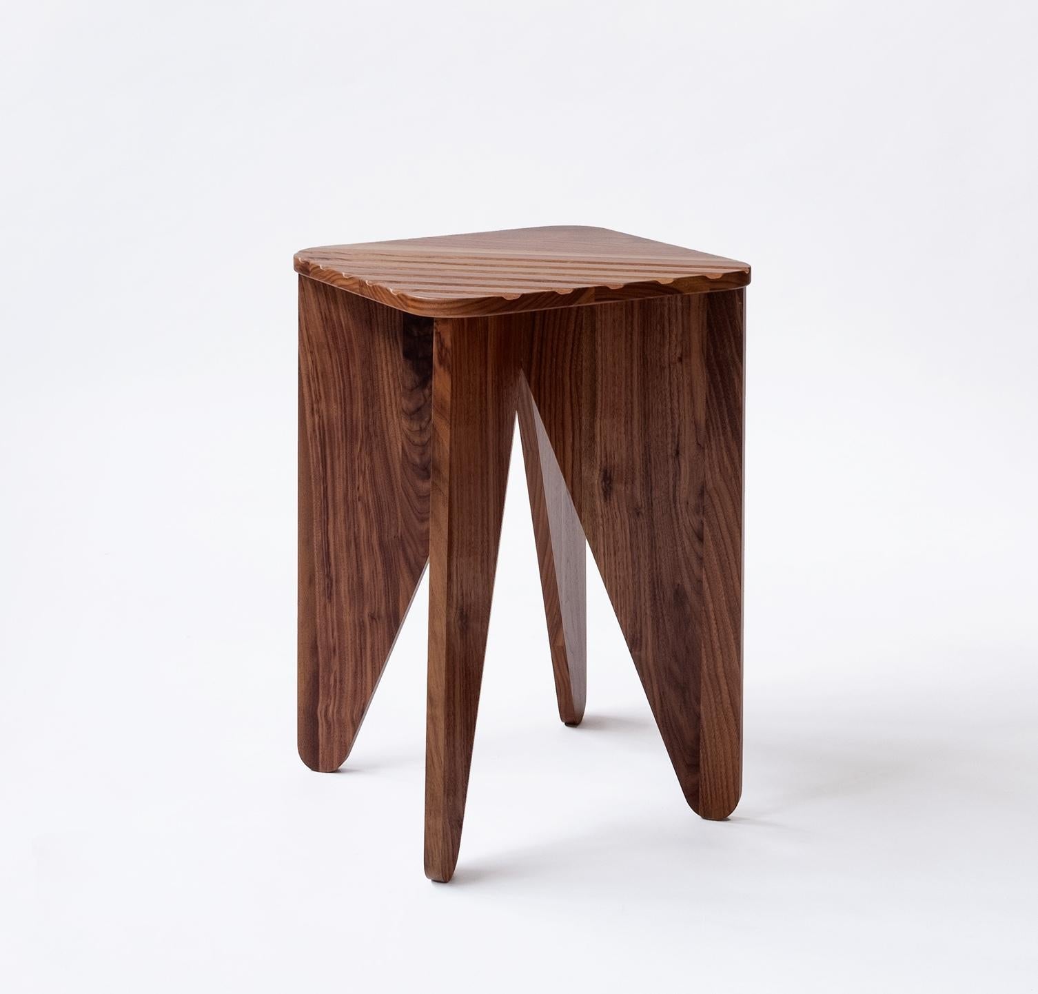 Collection S/One conçue par Serena Confalo-
Nieri pour Medulum se compose de 3 tables basses en bois.
Les pièces se caractérisent par la répétition de trian-
gulaires, qui font visuellement référence à l'art japonais.
de l'origami.
Ce recours à