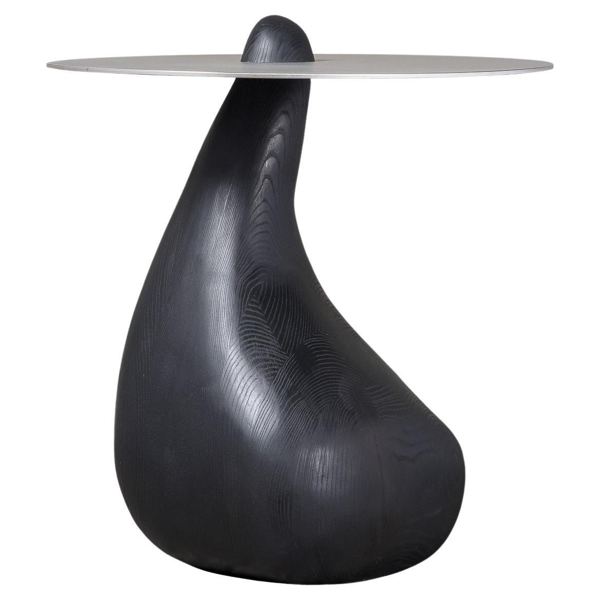 Crépuscule - Table d'appoint contemporaine - Frêne sculpté et plateau en acier par Nadine Hajjar