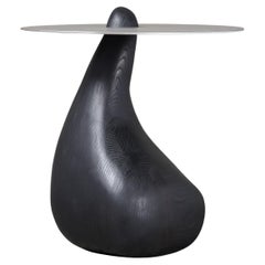 Crépuscule - Table d'appoint contemporaine - Frêne sculpté et plateau en acier par Nadine Hajjar