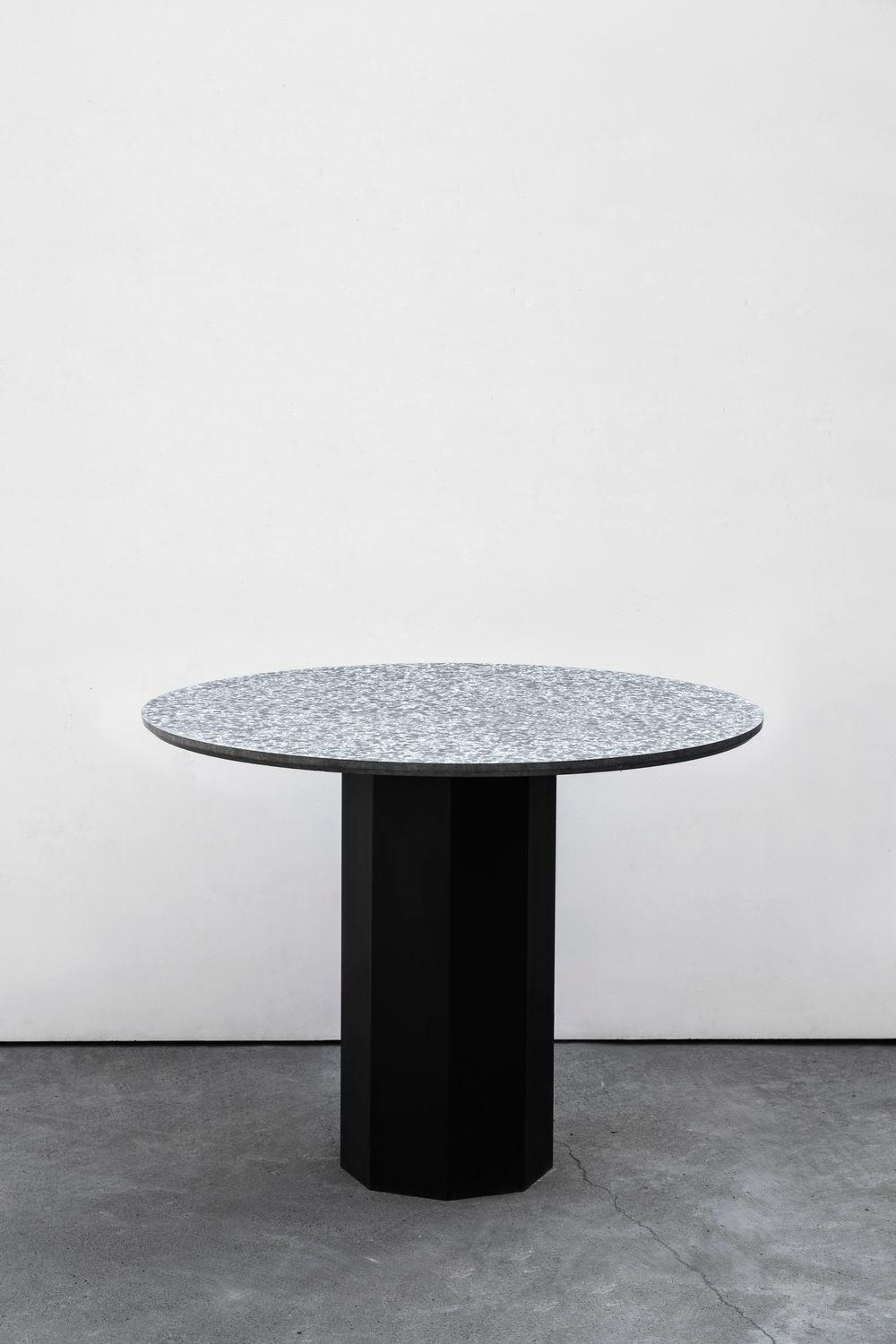 Chinois Table contemporaine 'Gong' en terrazzo noir en vente