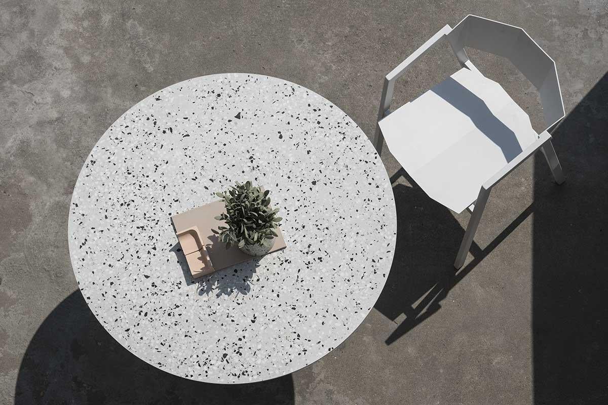 XXIe siècle et contemporain Table contemporaine 'Gong' en terrazzo noir en vente