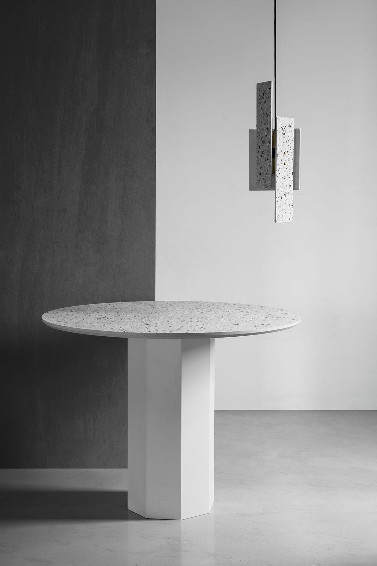 gONG est une table de salle à manger faite de terrazzo et d'acier.
par Bentu Design

Utilisation intérieure ou extérieure.
Dimensions : Ø100cm x H75 cm


Les meubles de Bentu Design tirent leur singularité de la simplicité de leurs formes et de