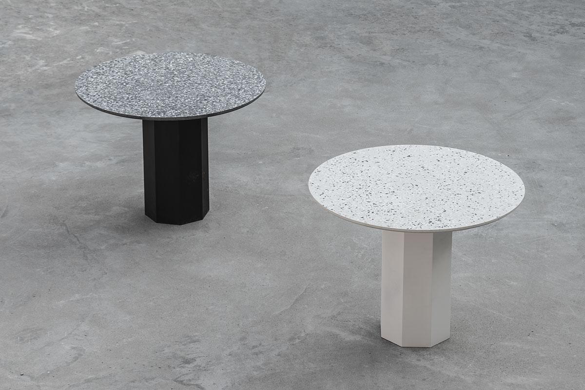Zeitgenössischer Tisch 'Gong' 'Weißer Terrazzo' (Industriell) im Angebot