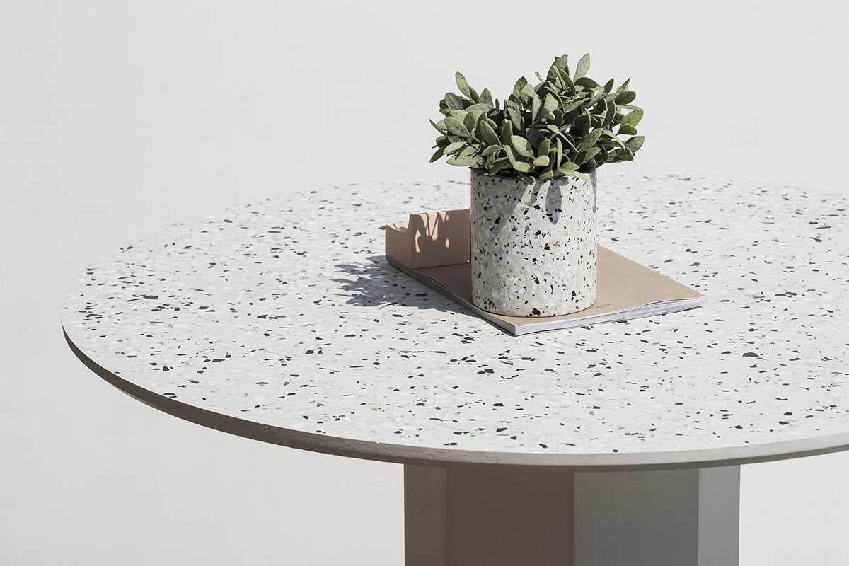 Chinois Table contemporaine 'Gong' en terrazzo blanc en vente