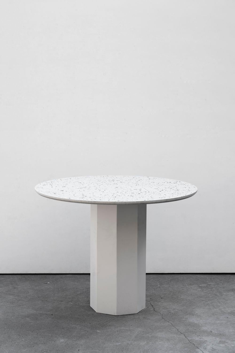 Zeitgenössischer Tisch 'Gong' 'Weißer Terrazzo' im Angebot 1