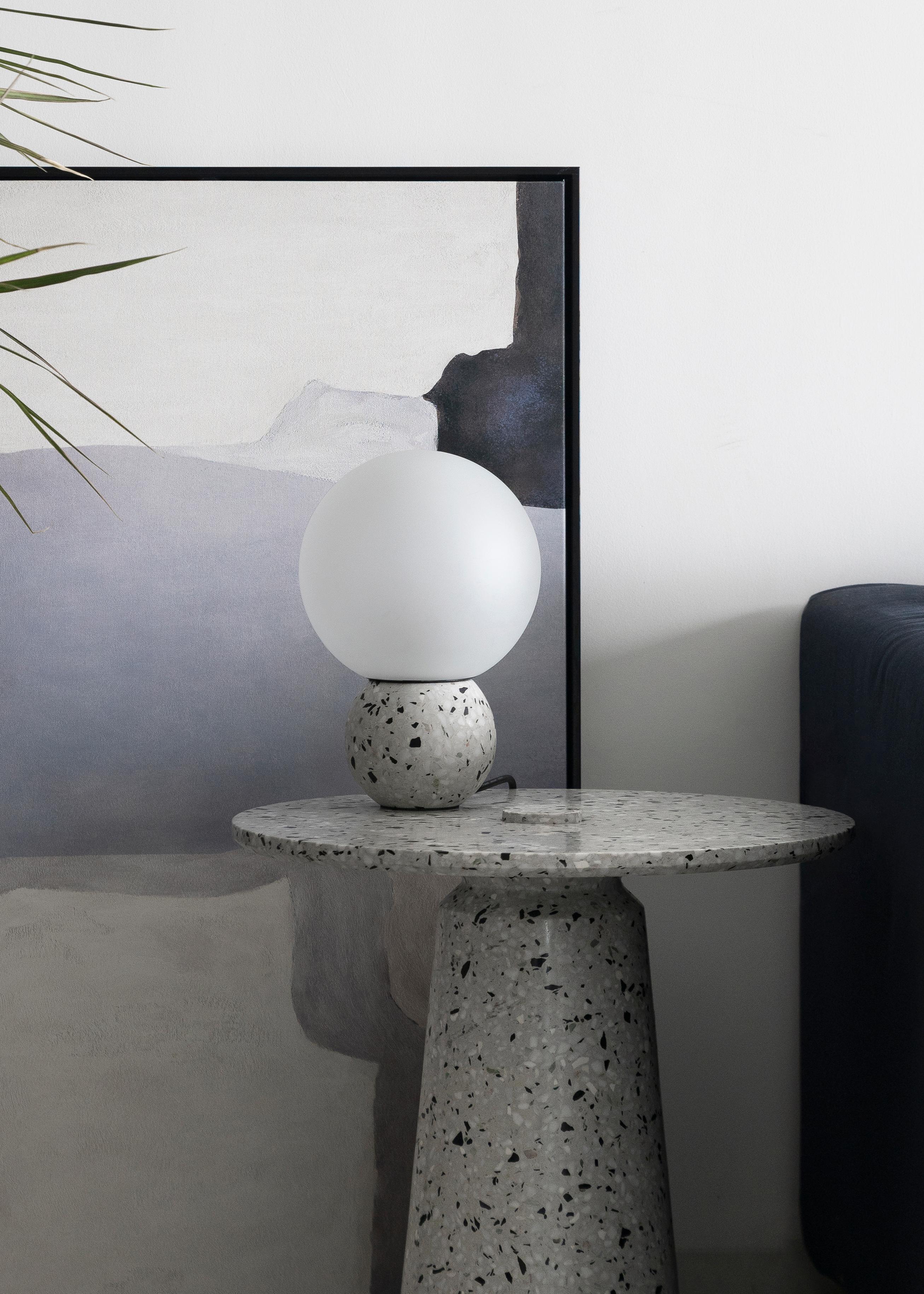 Industriel Lampe de table contemporaine '8' en terrazzo noir en vente