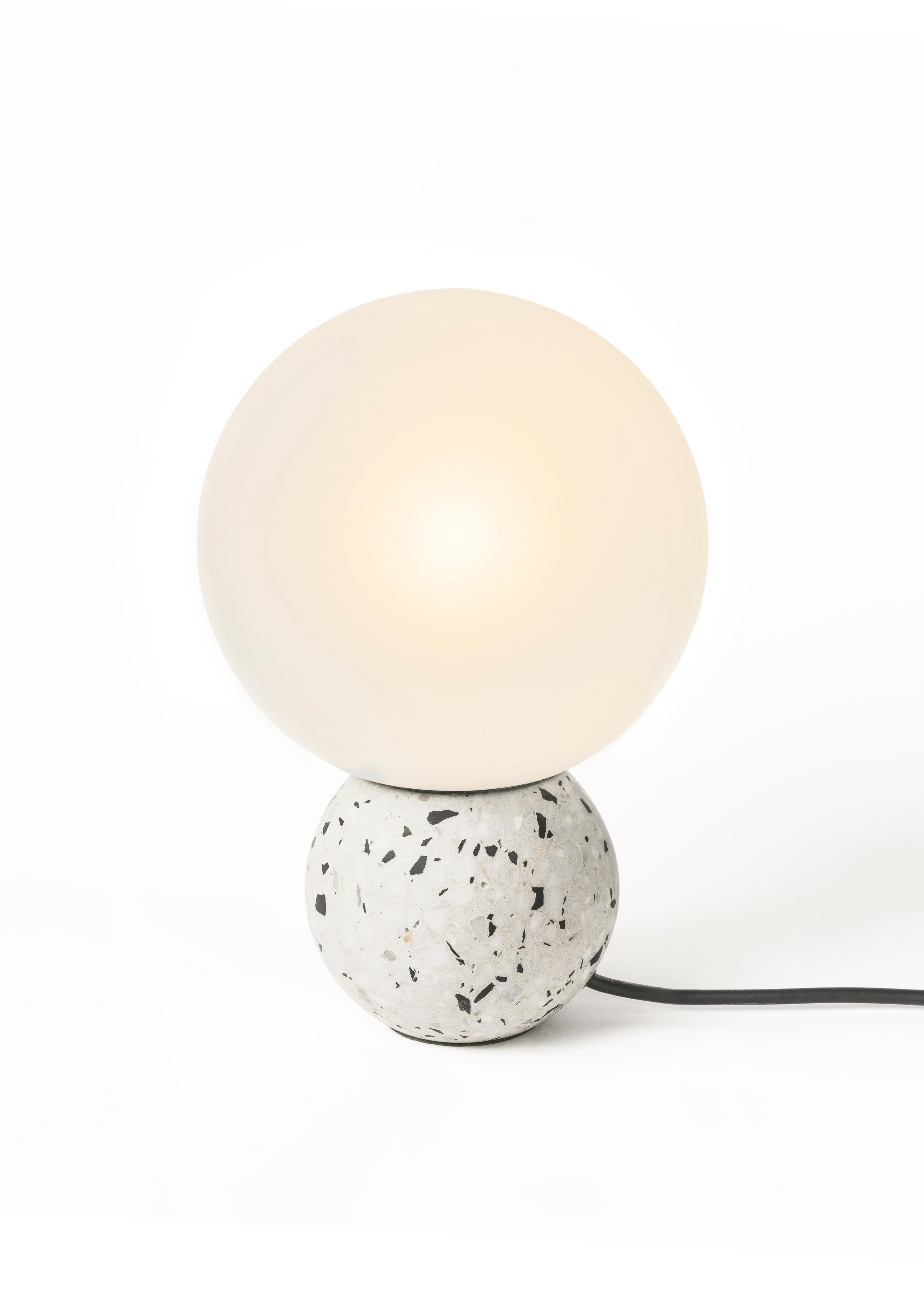 XXIe siècle et contemporain Lampe de table contemporaine '8' en terrazzo noir en vente