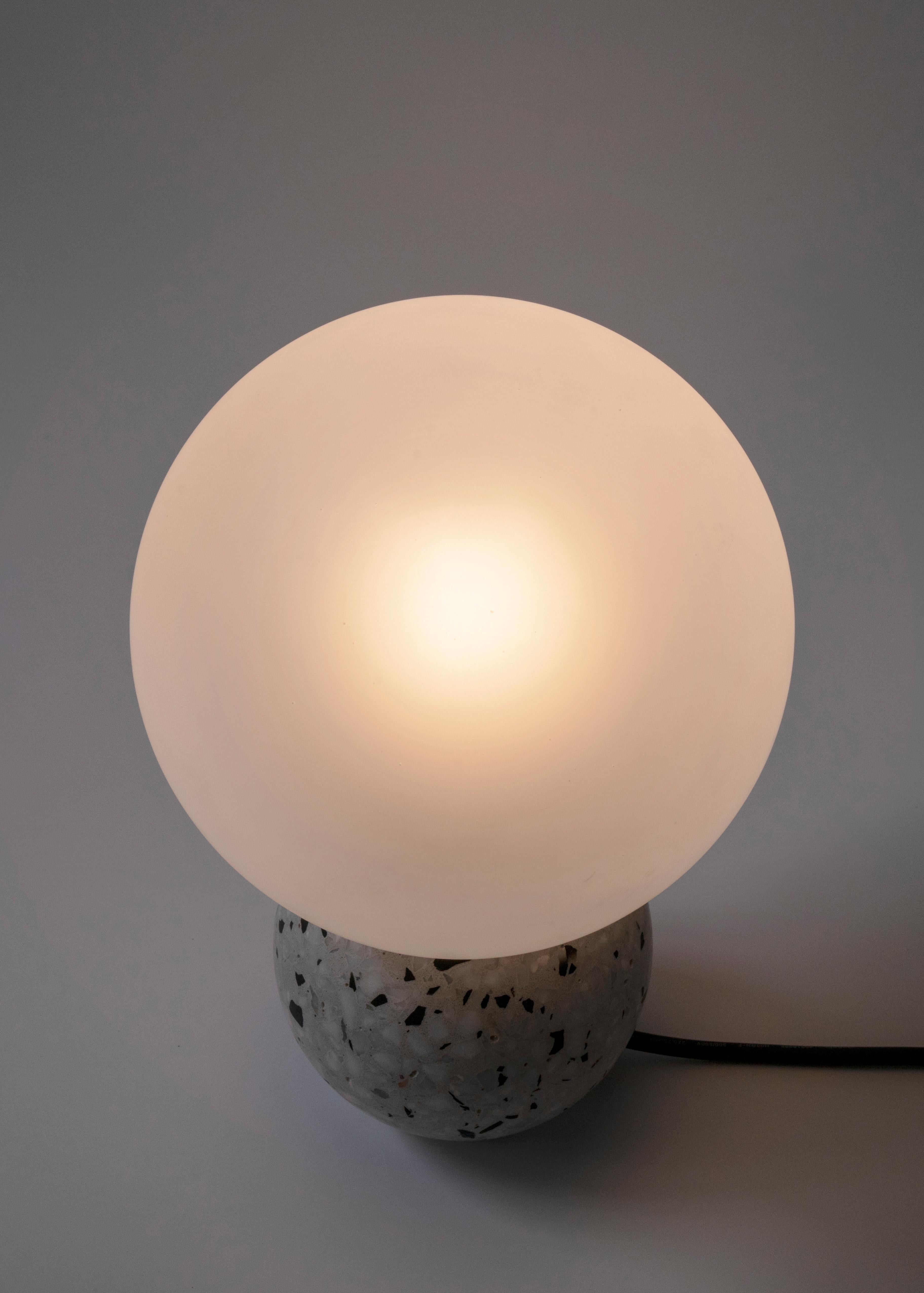 Lampe de table contemporaine '8' en terrazzo noir en vente 1