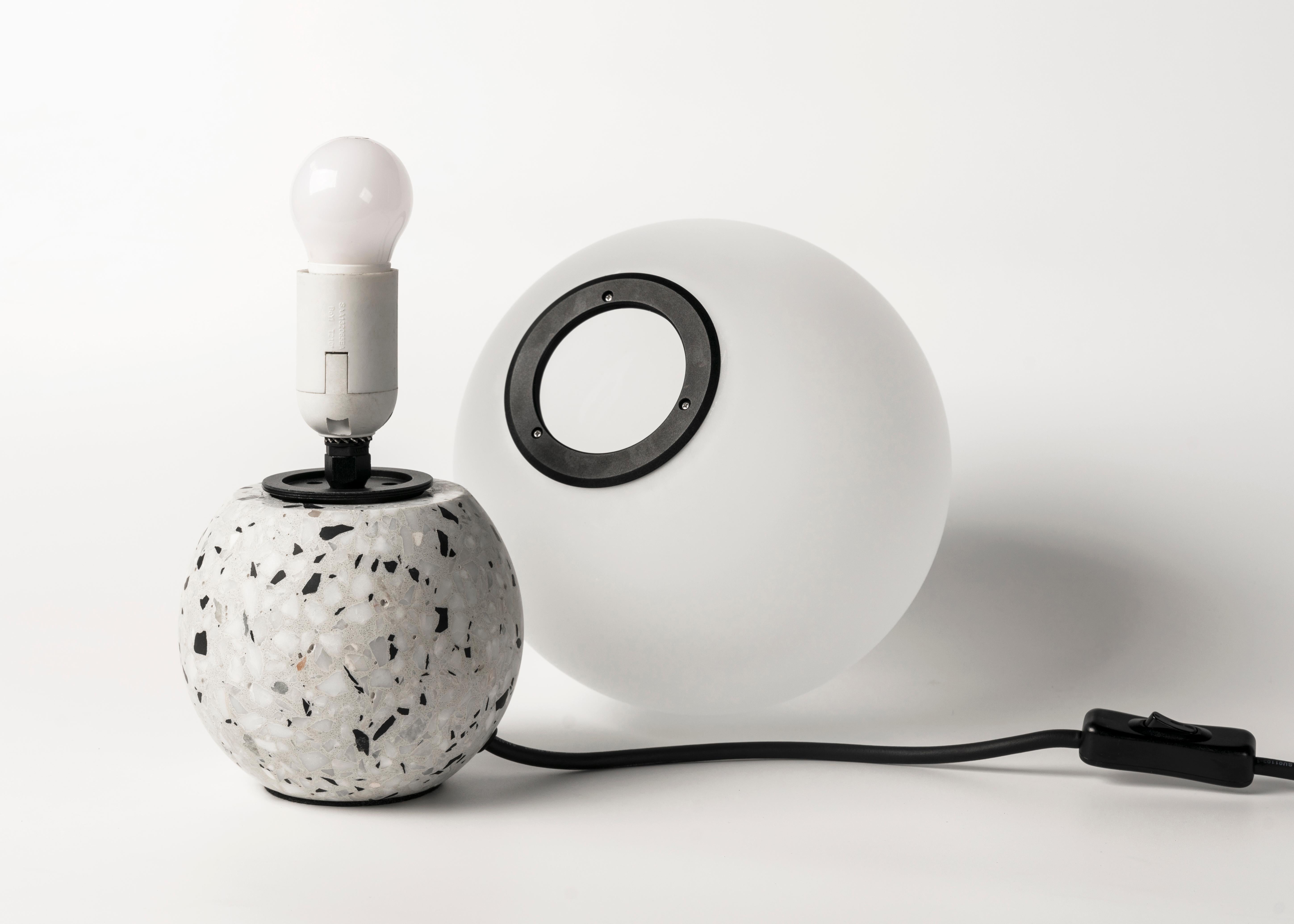 Béton Lampe de table contemporaine '8' en terrazzo blanc en vente