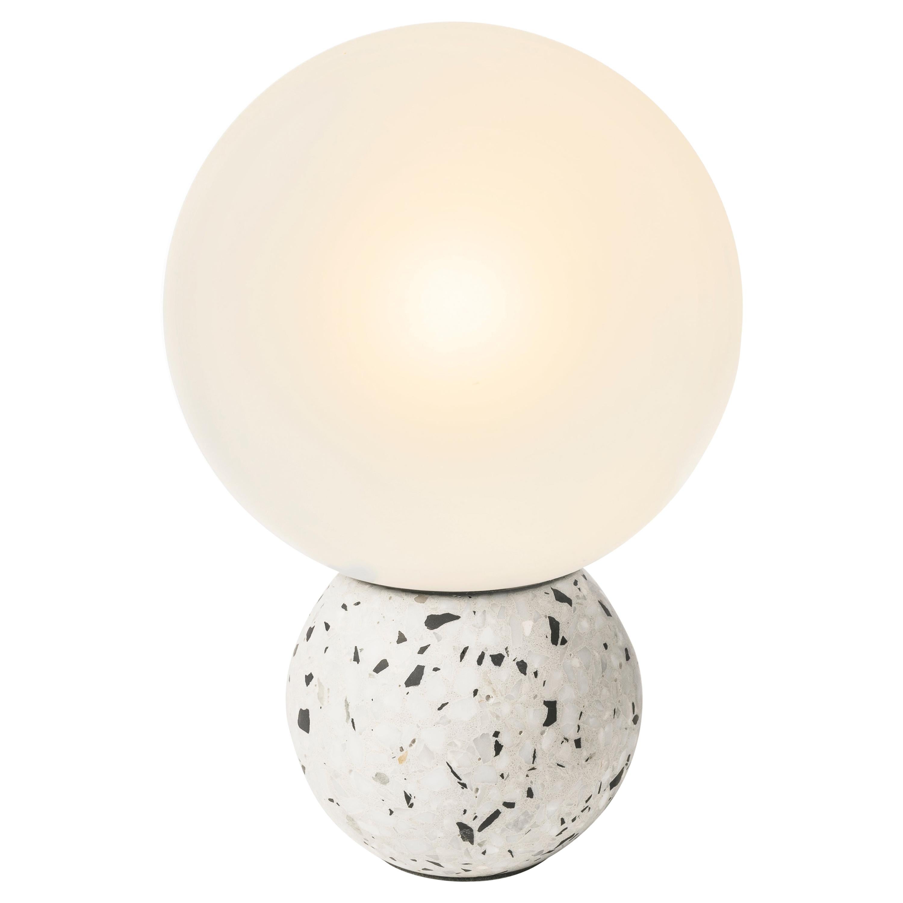 Zeitgenössische Tischlampe '8' aus weißem Terrazzo