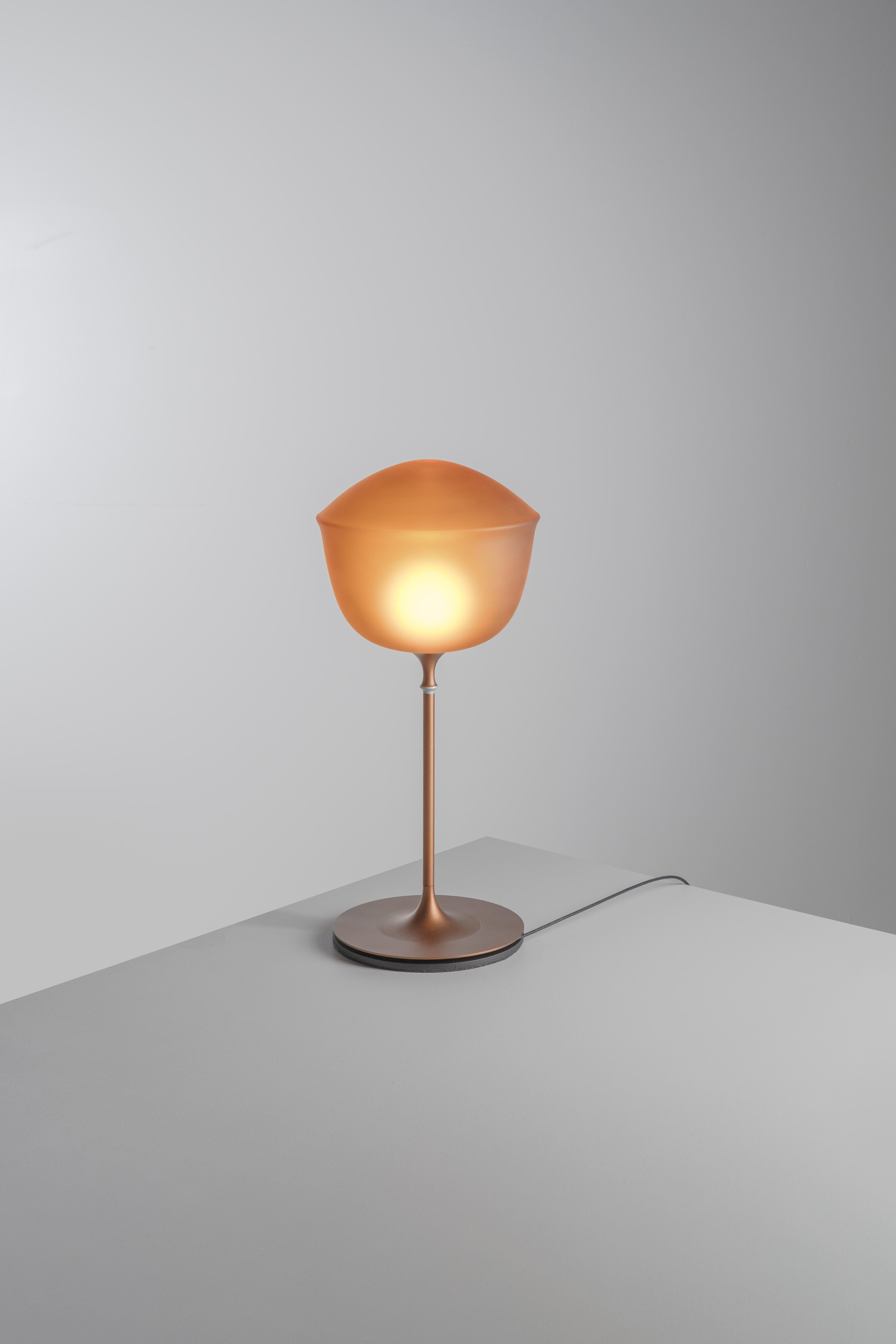 Zeitgenössische Tischleuchte 'Contour' 225, zitronengelb von AND
Designer: Lukas Peet

Abmessungen: 
Ø 22.5cm x 49.5cm x 20cm / Ø 8.75