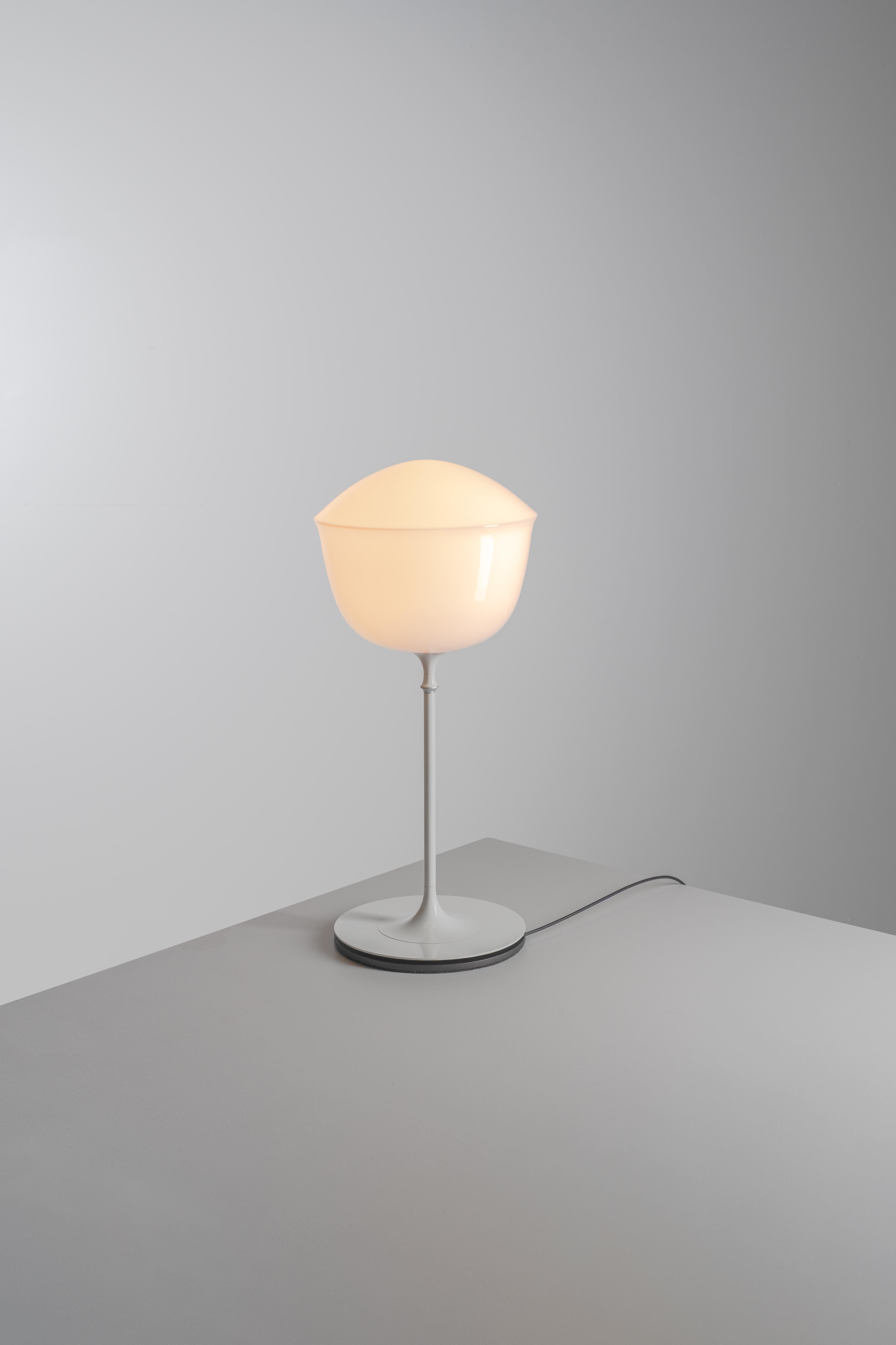 Lámpara de sobremesa contemporánea 'Contour' 225, Perla by AND
Diseñador: Lukas Peet

Dimensiones: 
Ø 22,5cm x 49,5cm x 20cm / Ø 8,75