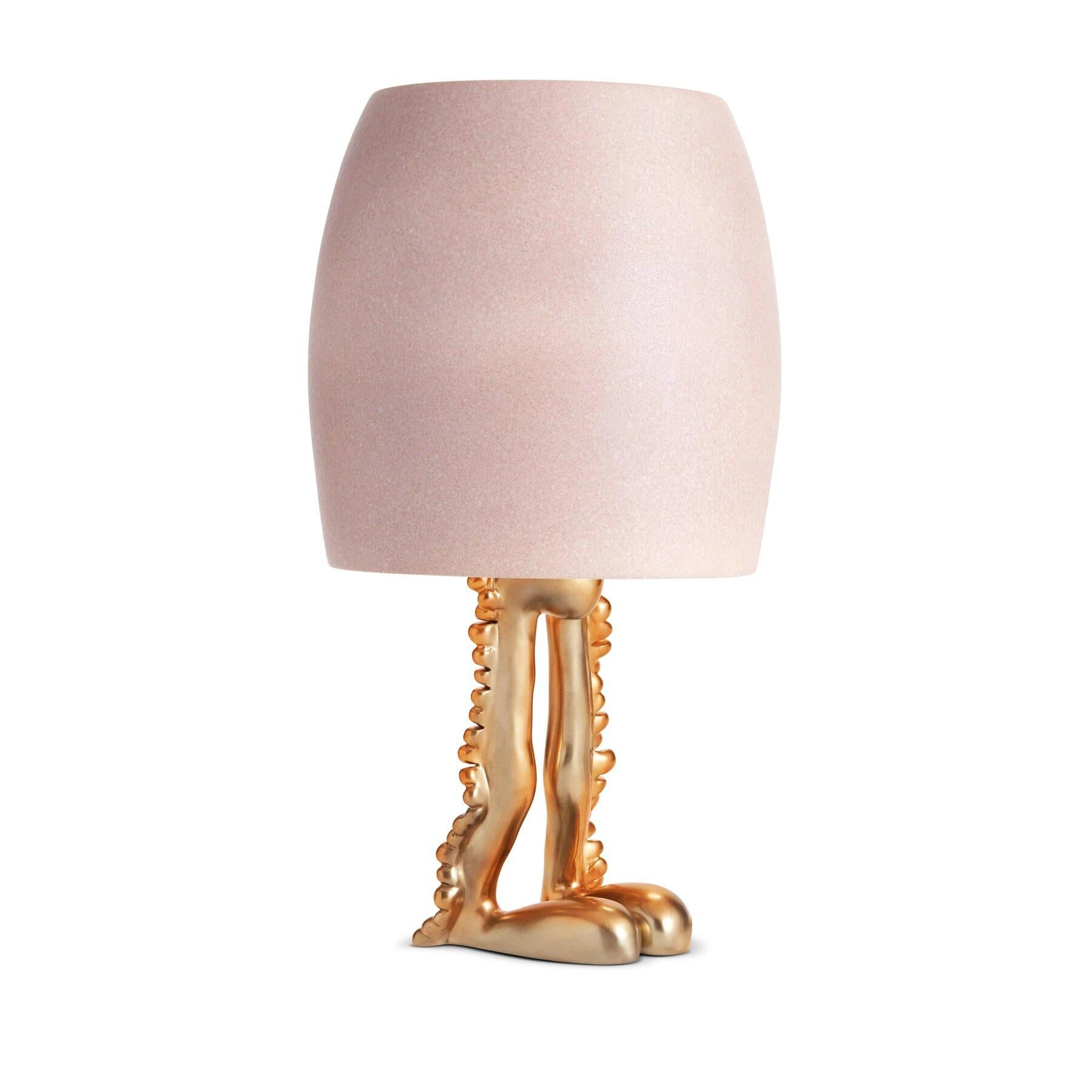 Questa lampada da tavolo contemporanea, disegnata da 