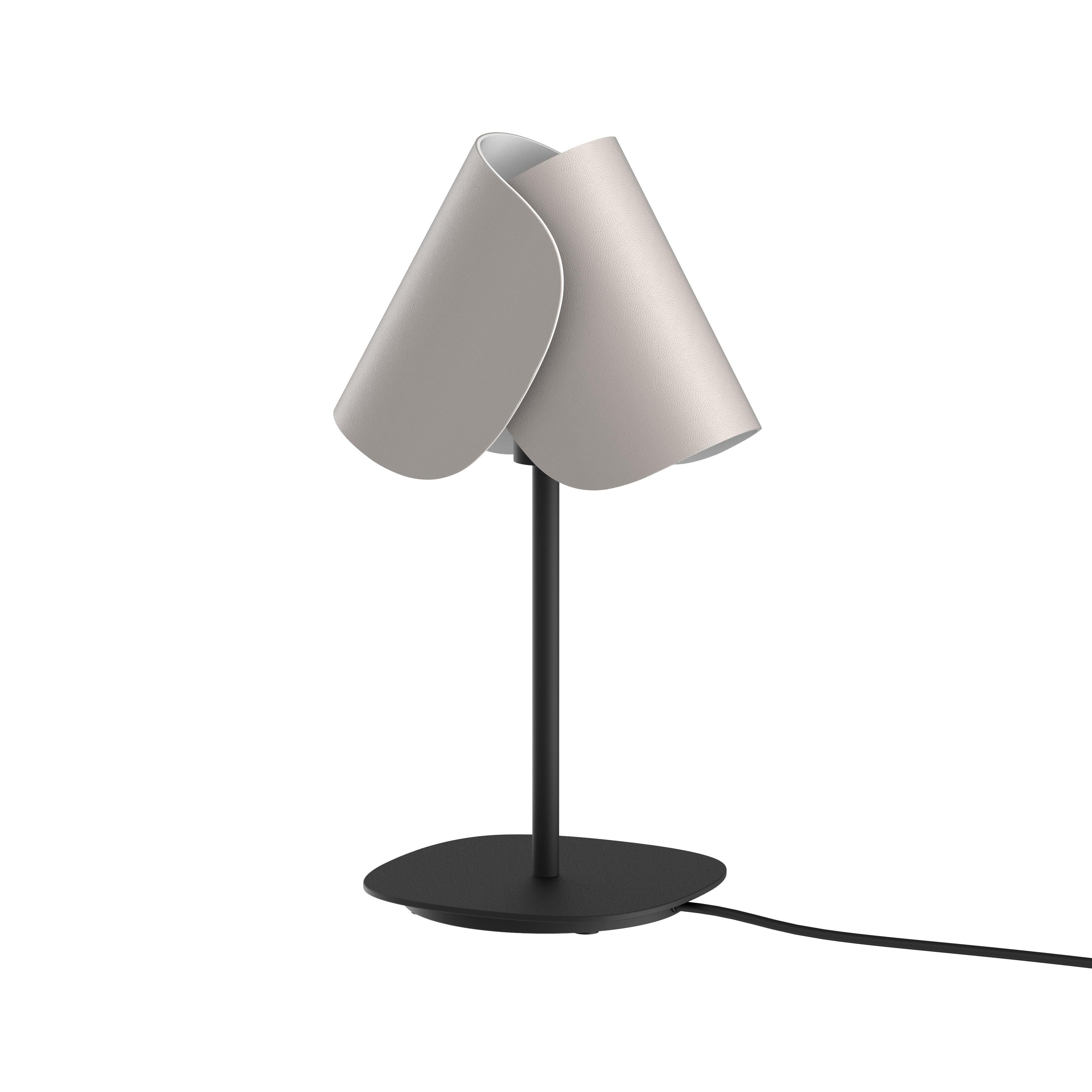 Lampe de table contemporaine 'Flip' par Sebastian Herkner x AGO Lighting, Frêne

Matériaux : 
- Aluminium
- Cuir végétalien

Dimensions :
H. 45,5 cm x 26 cm x 20 cm

Source de lumière : E12
Watt : Max 25 W 
Longueur du câble : 1,8 m 
Dimmable :