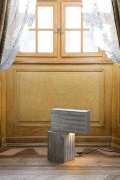 Zeitgenössische Tischlampe aus Aluminium von Bahraini Dänemark