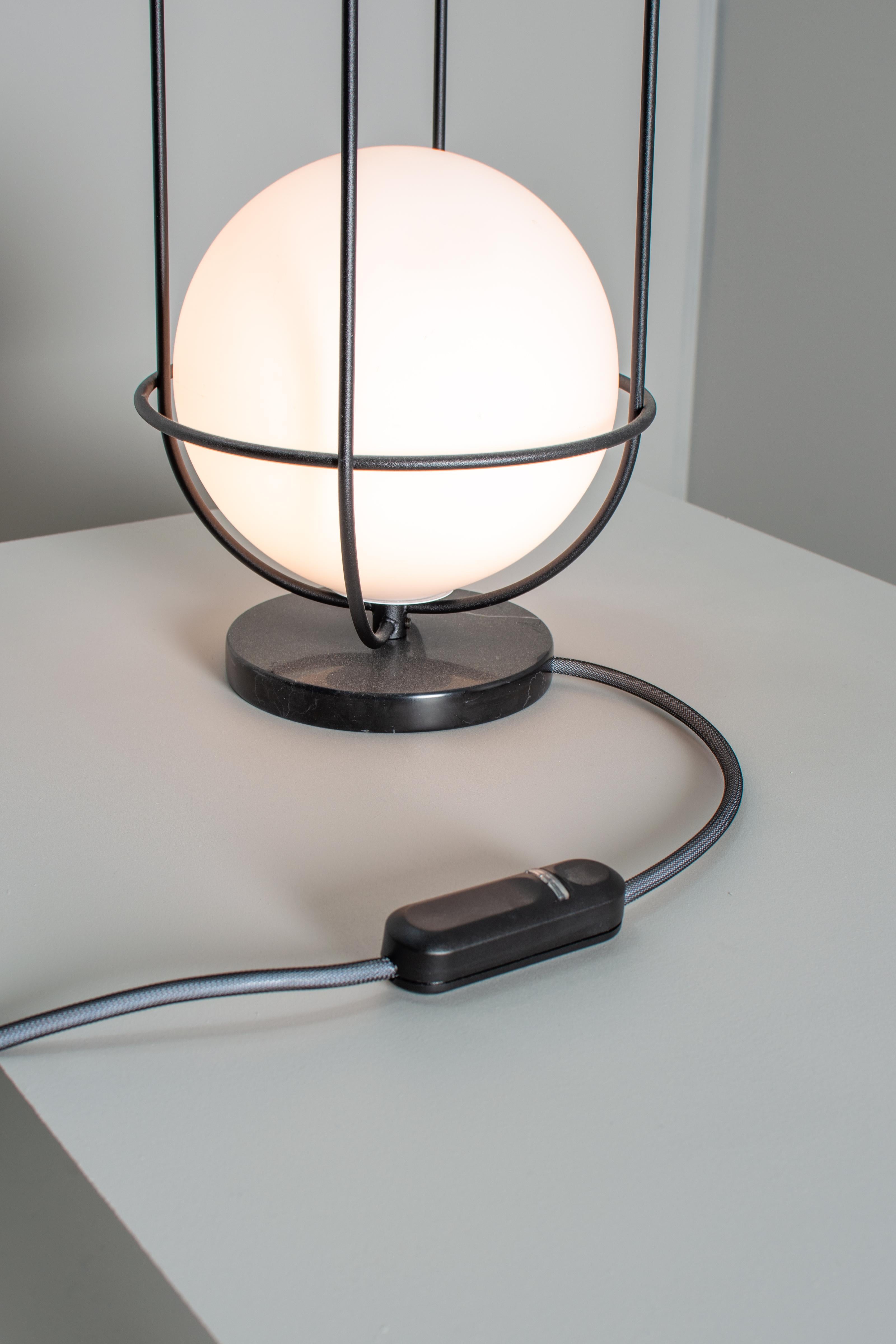 Zeitgenössische Tischlampe „Orbit“, Sockel aus schwarzem Marmor im Angebot 3