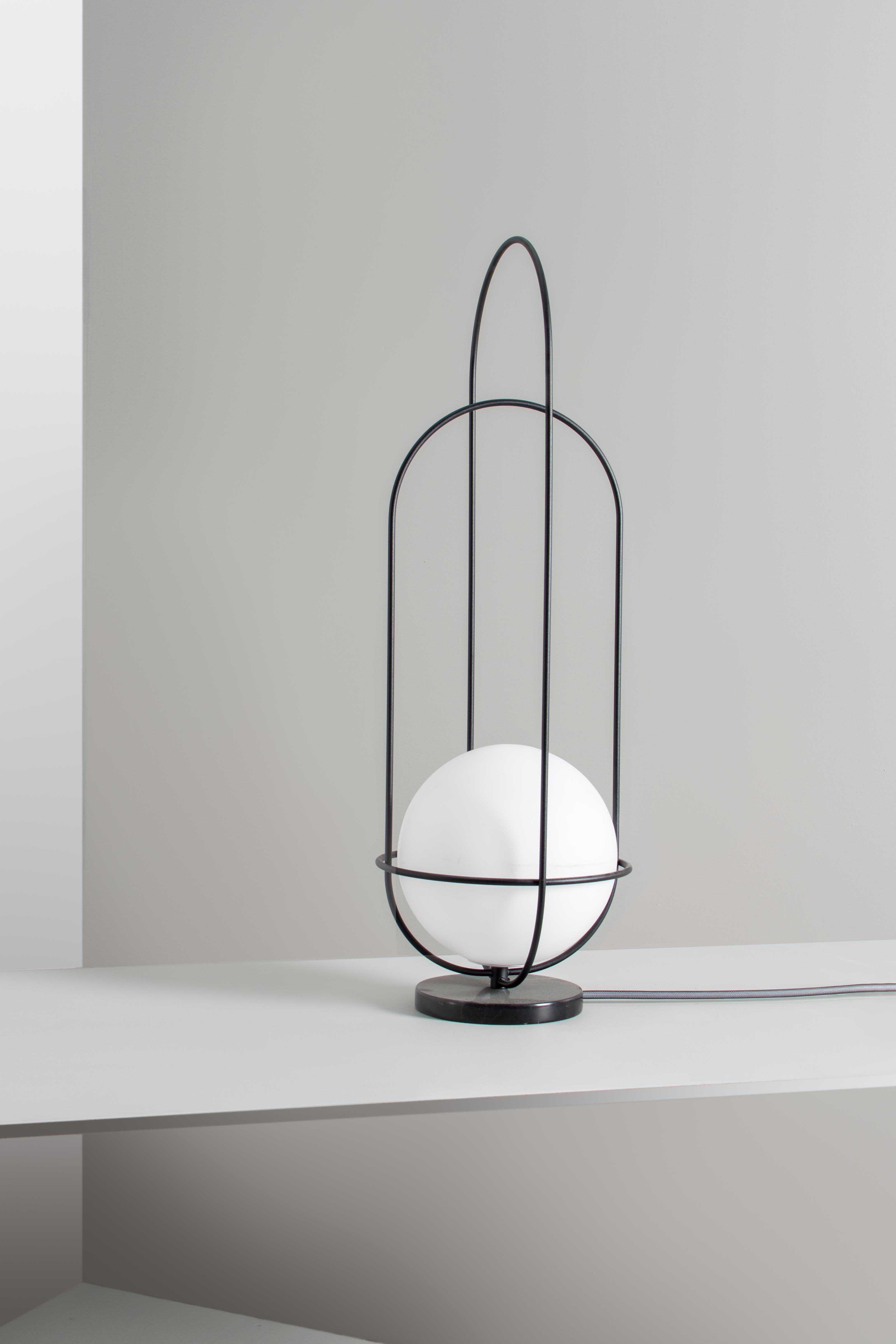 Zeitgenössische Tischlampe „Orbit“, Sockel aus schwarzem Marmor im Angebot 1