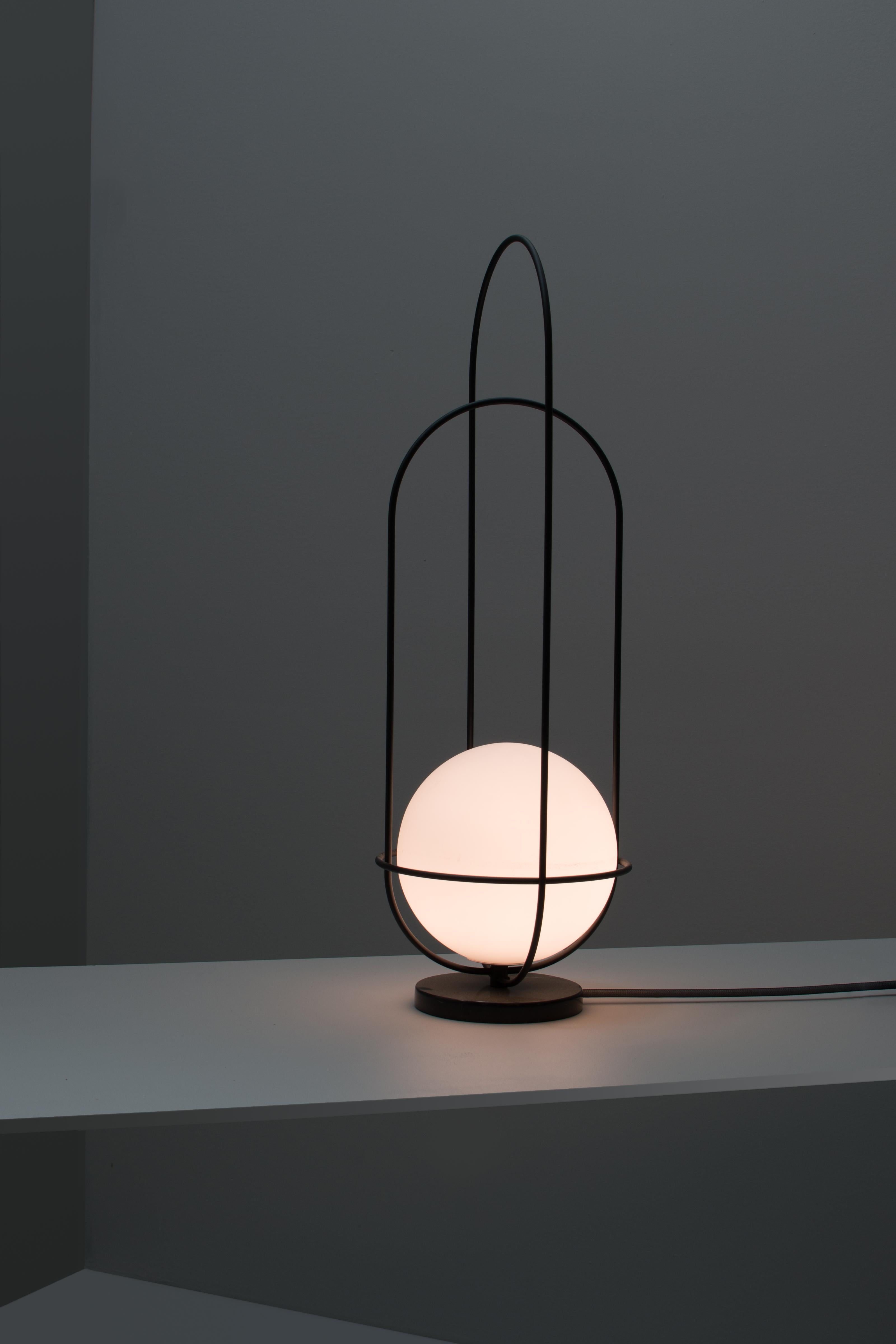 Zeitgenössische Tischlampe „Orbit“, Sockel aus schwarzem Marmor im Angebot 2