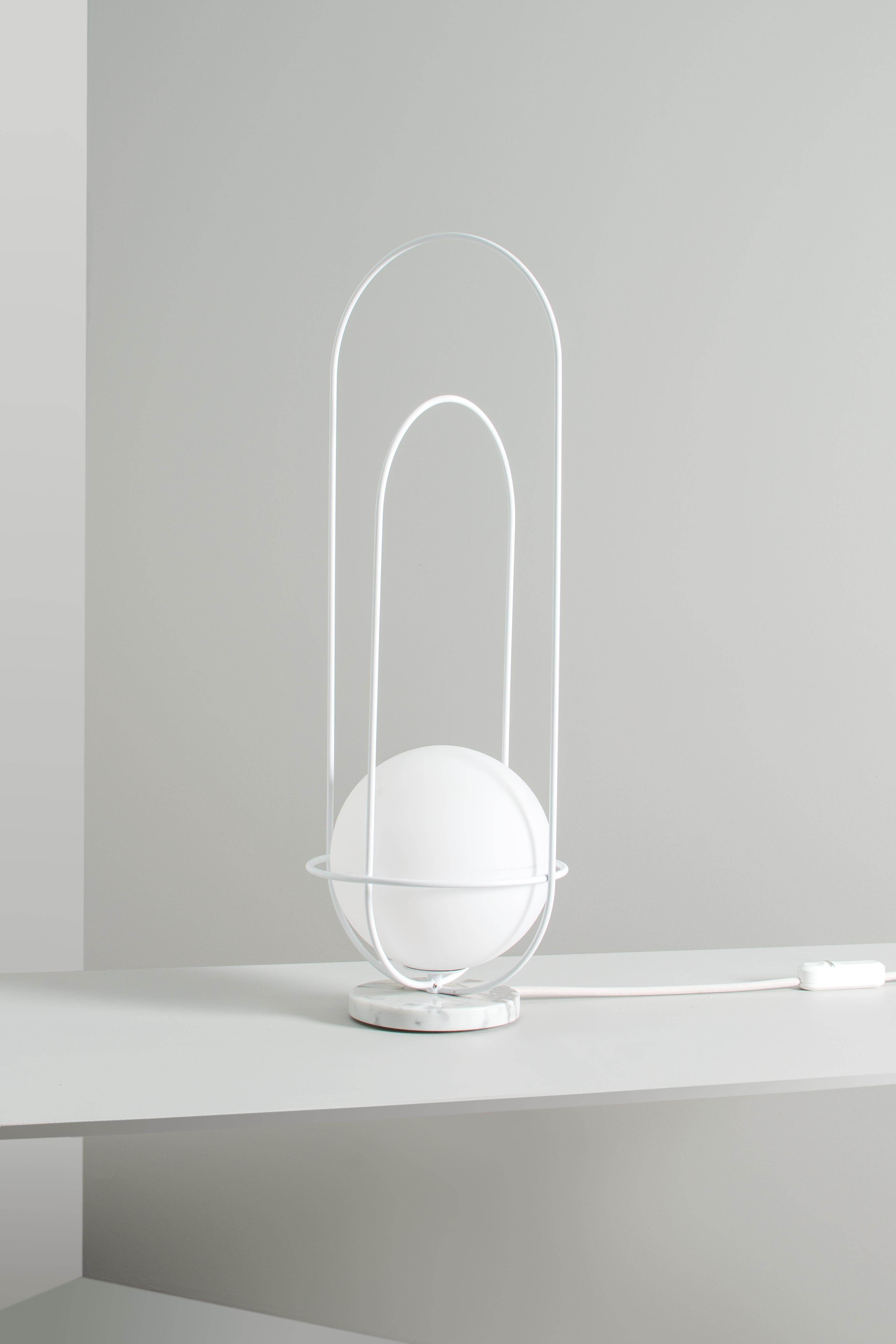 Zeitgenössische Tischlampe „Orbit“, Sockel aus weißem Marmor im Angebot 3