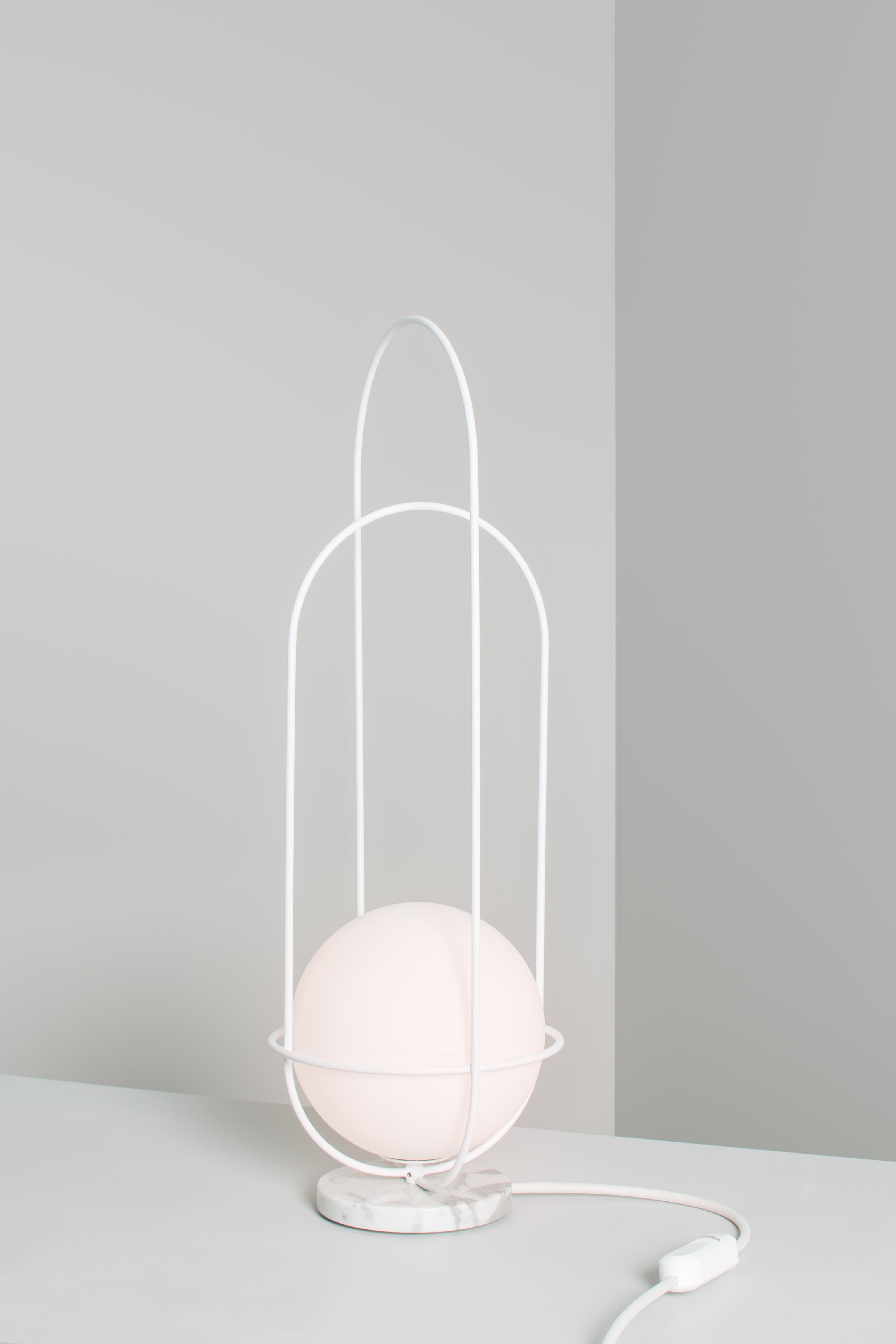 Zeitgenössische Tischlampe „Orbit“, Sockel aus weißem Marmor im Angebot 5