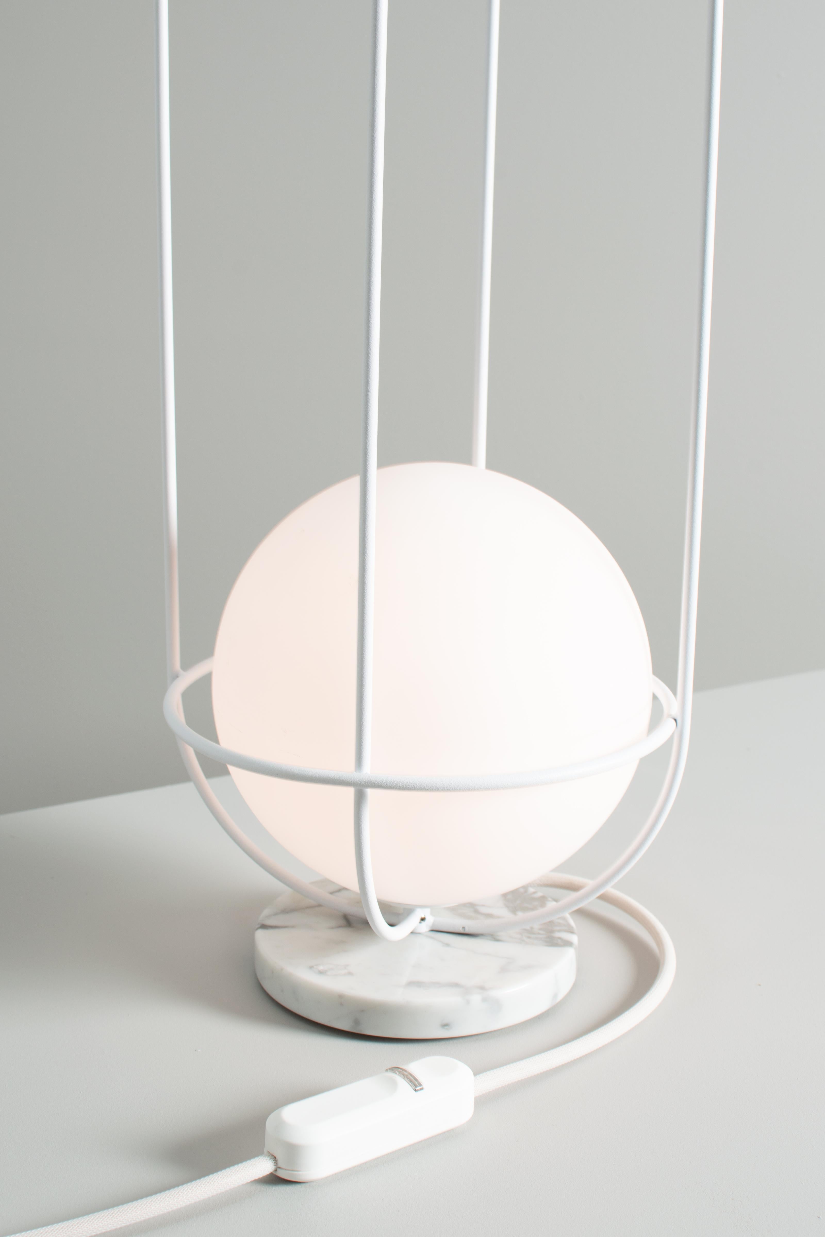 Lampe de bureau contemporaine Orbit, socle en marbre blanc en vente 6