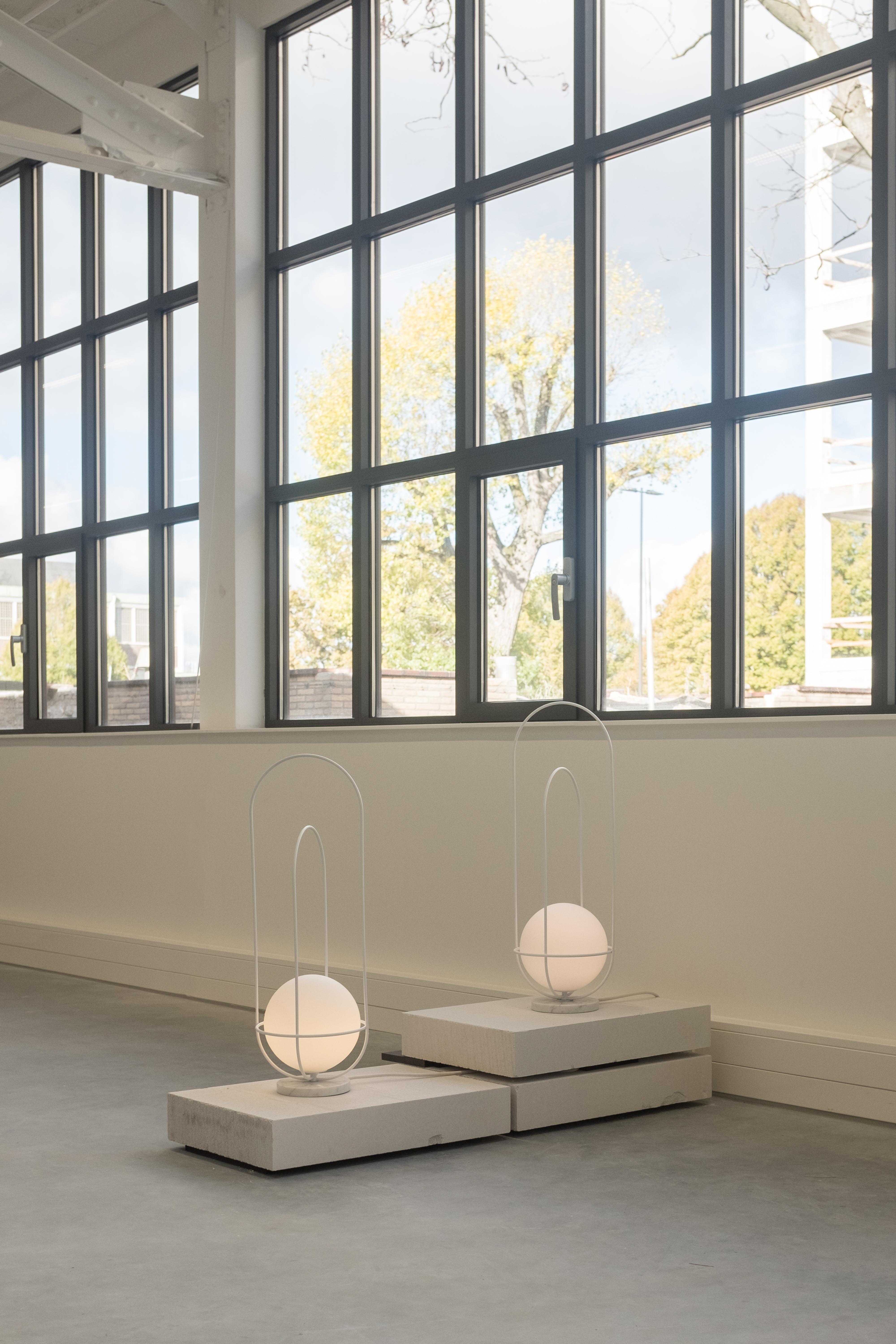 Lampe de table Orbit 2015
Design/One : Lukas Peet, éditeur : AND Light

MATERIALS
- Fil d'acier
- Globe en verre gravé
- Marbre

Dimensions
70 x 25cm / 27.75 