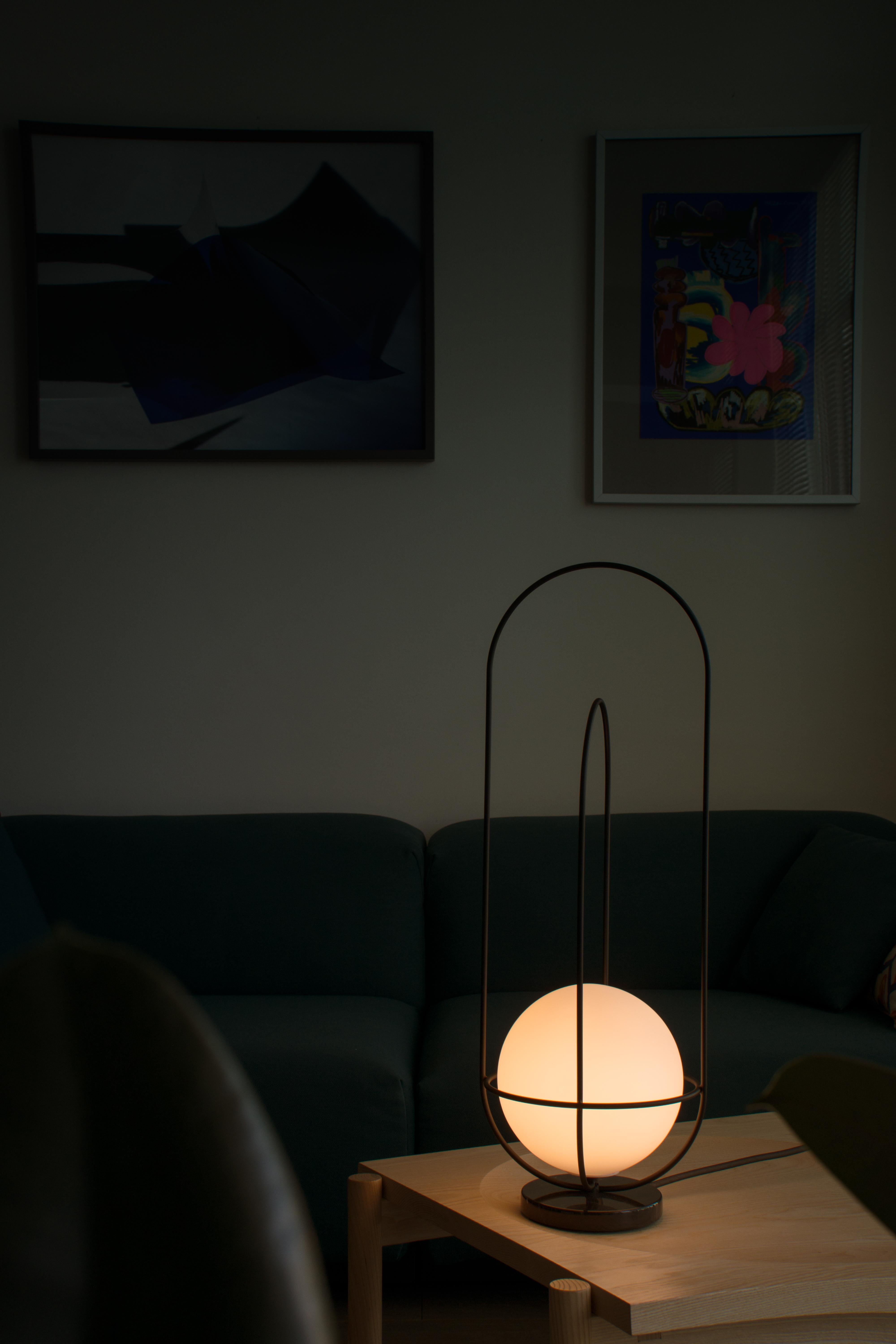 XXIe siècle et contemporain Lampe de bureau contemporaine Orbit, socle en marbre blanc en vente